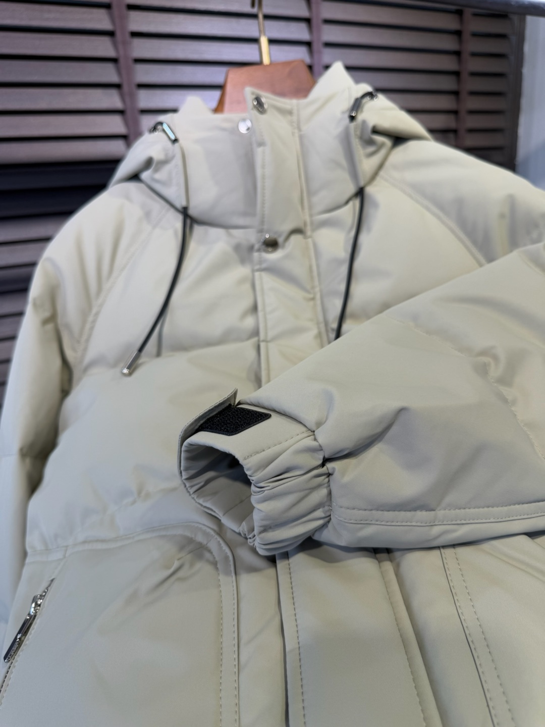 Bur&巴宝粒FW2025冬季新款羽绒服。立领连帽设计，商务与休闲兼并，帽子不可拆卸，适合各种场合穿搭。