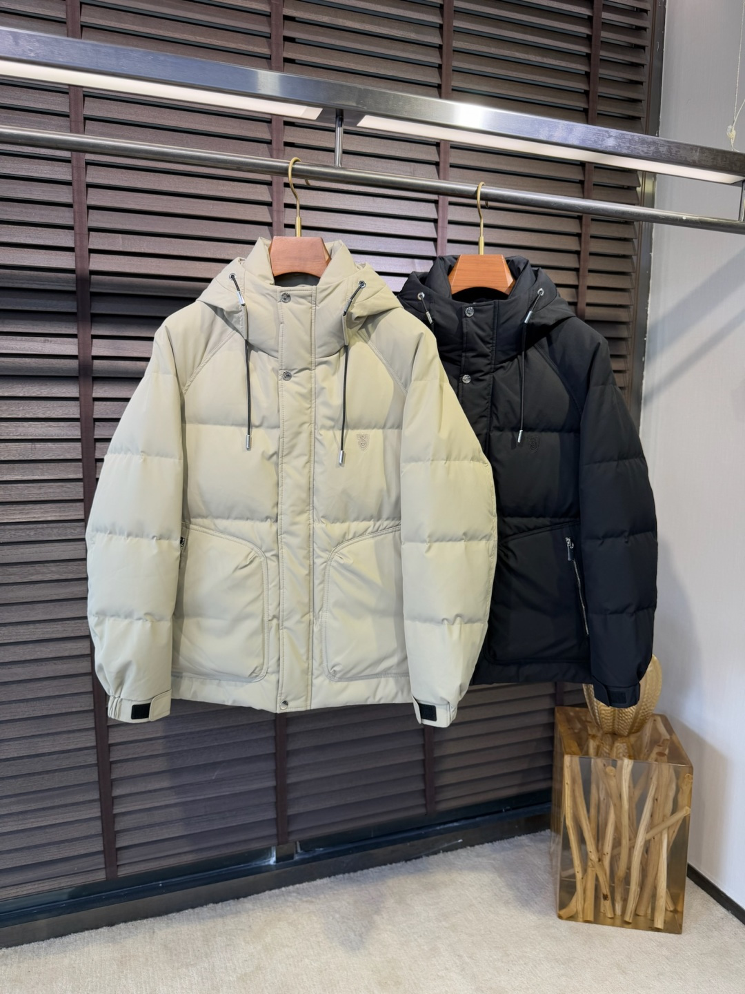 Bur&巴宝粒FW2025冬季新款羽绒服。立领连帽设计，商务与休闲兼并，帽子不可拆卸，适合各种场合穿搭。