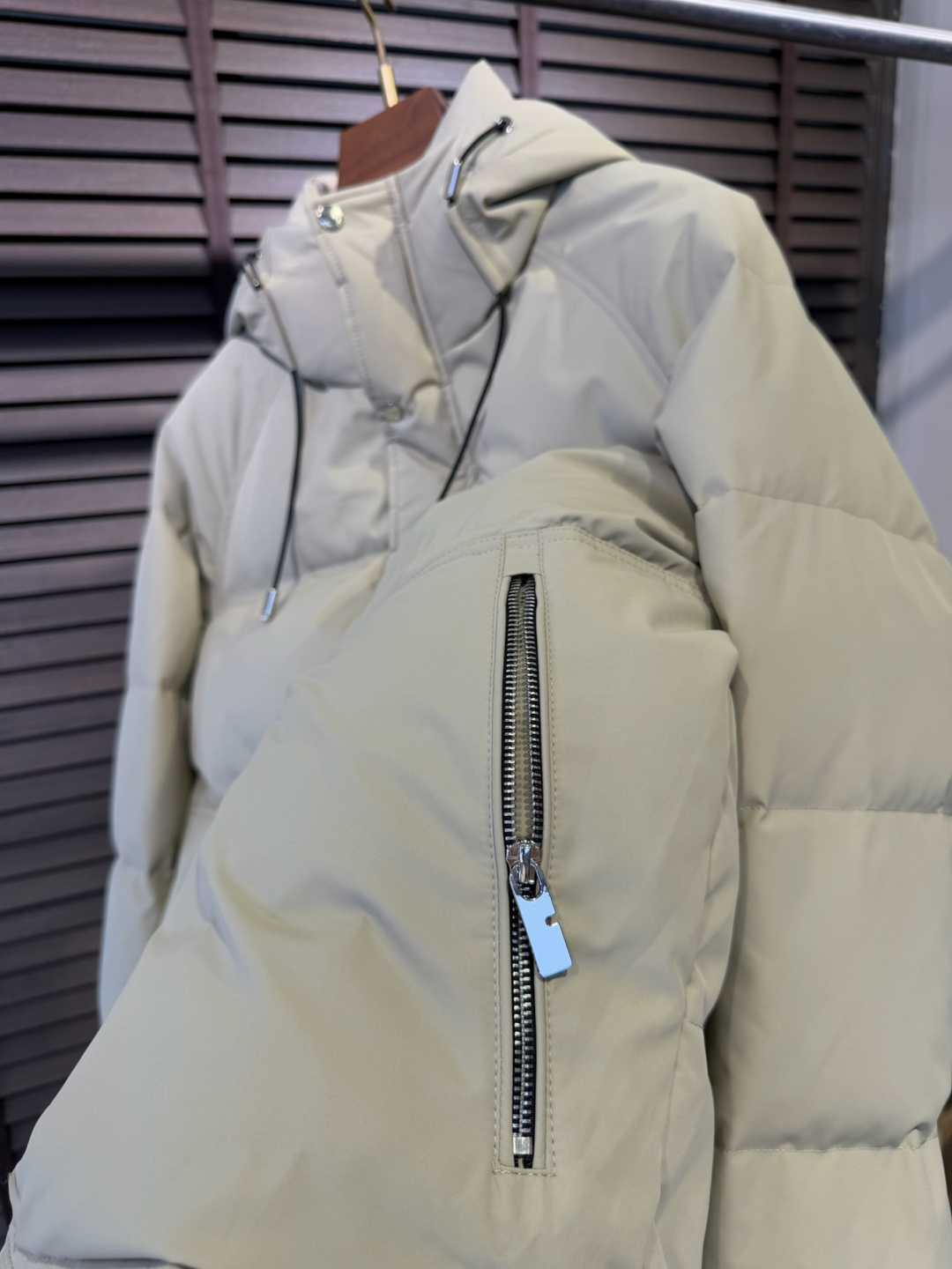 Bur&巴宝粒FW2025冬季新款羽绒服。立领连帽设计，商务与休闲兼并，帽子不可拆卸，适合各种场合穿搭。