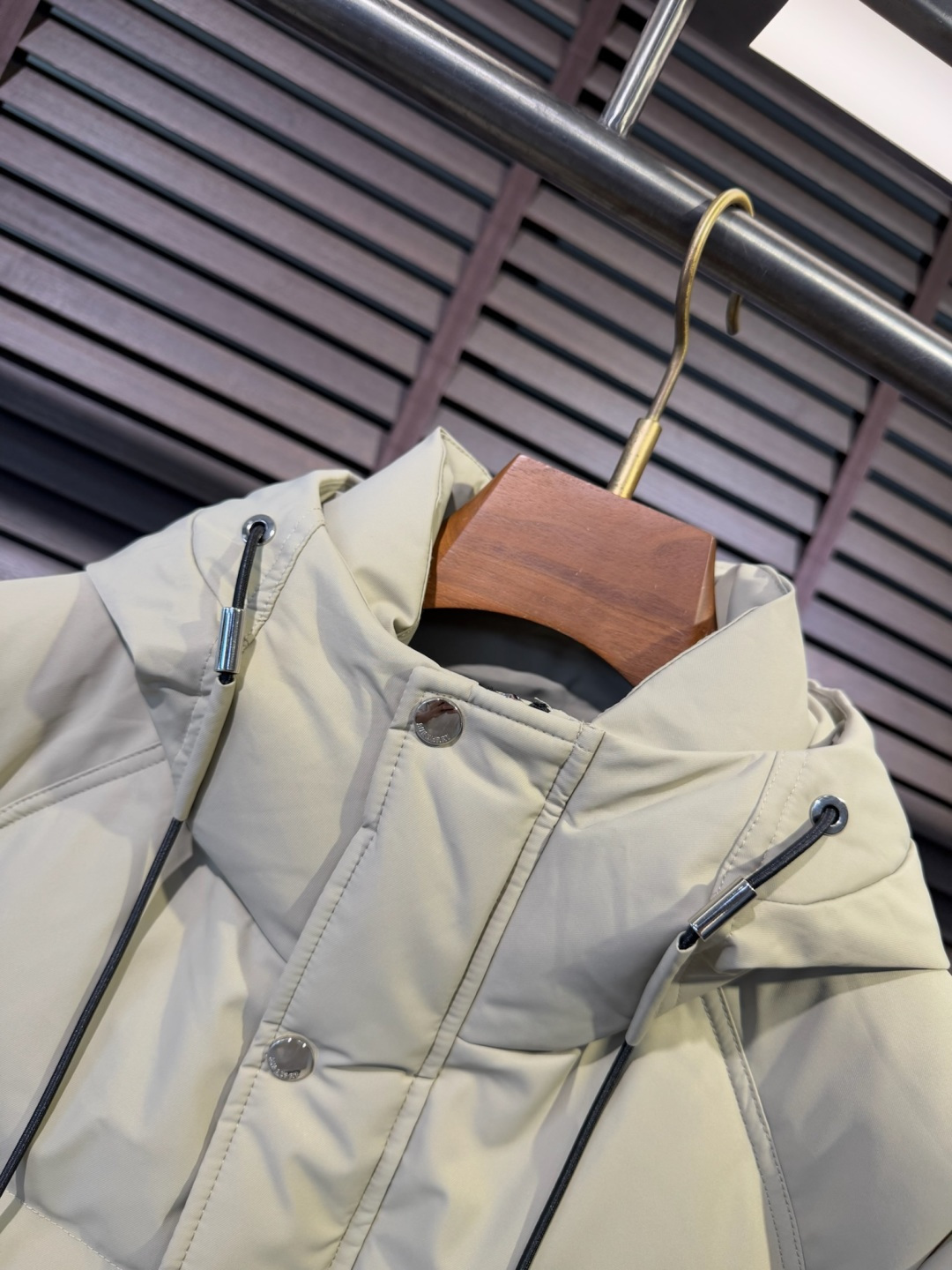 Bur&巴宝粒FW2025冬季新款羽绒服。立领连帽设计，商务与休闲兼并，帽子不可拆卸，适合各种场合穿搭。