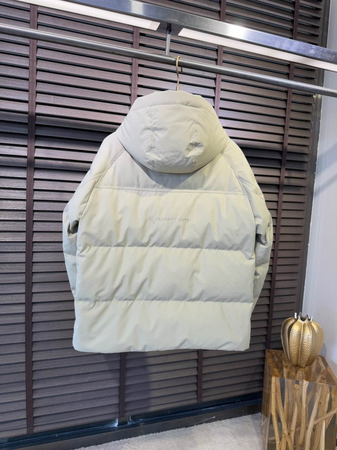 Bur&巴宝粒FW2025冬季新款羽绒服。立领连帽设计，商务与休闲兼并，帽子不可拆卸，适合各种场合穿搭。