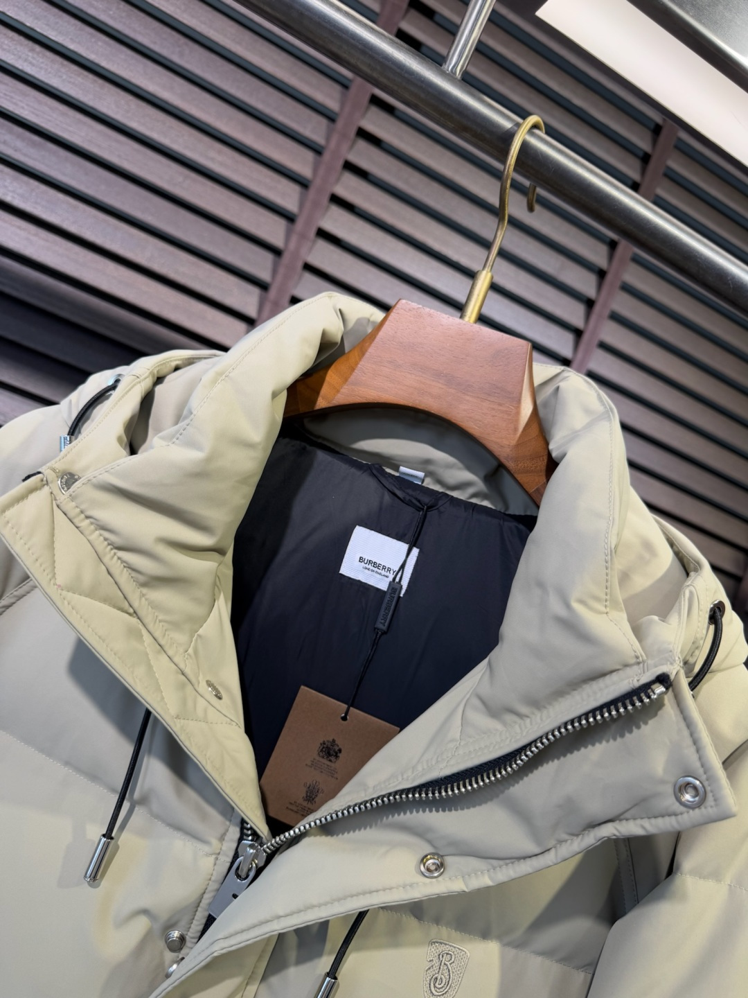 Bur&巴宝粒FW2025冬季新款羽绒服。立领连帽设计，商务与休闲兼并，帽子不可拆卸，适合各种场合穿搭。