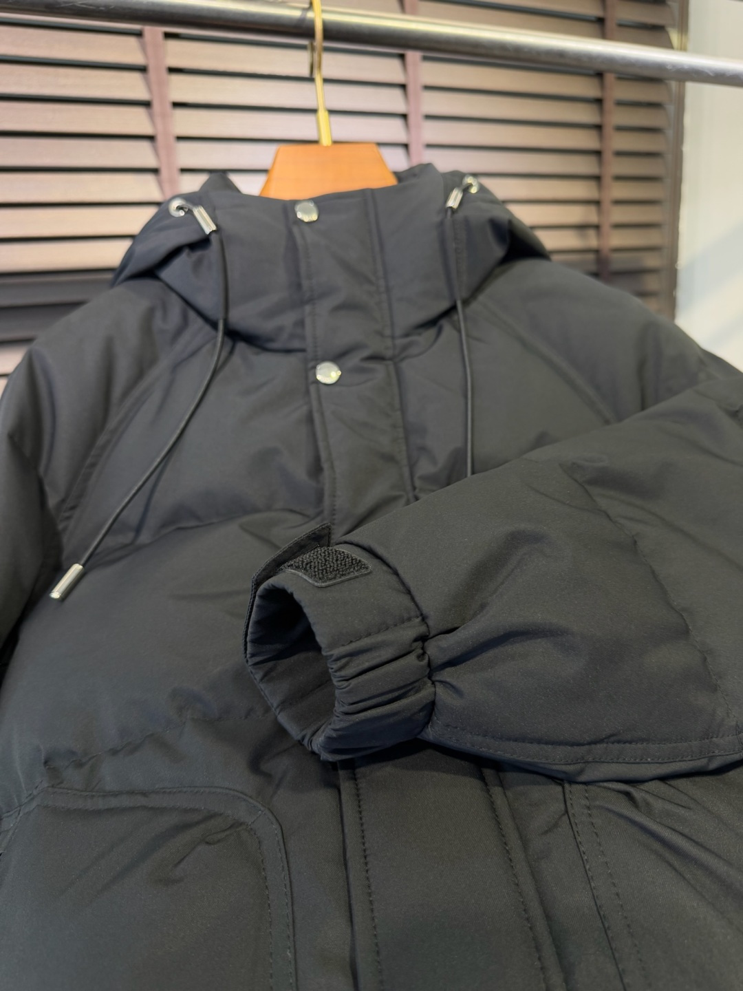 Bur&巴宝粒FW2025冬季新款羽绒服。立领连帽设计，商务与休闲兼并，帽子不可拆卸，适合各种场合穿搭。