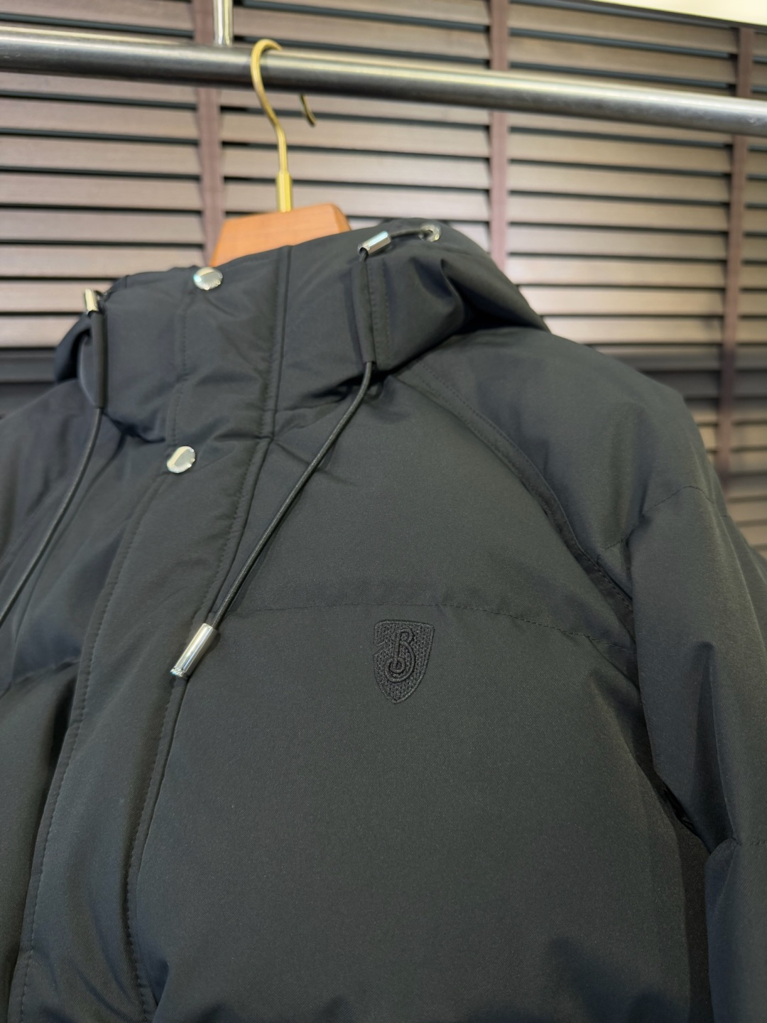 Bur&巴宝粒FW2025冬季新款羽绒服。立领连帽设计，商务与休闲兼并，帽子不可拆卸，适合各种场合穿搭。
