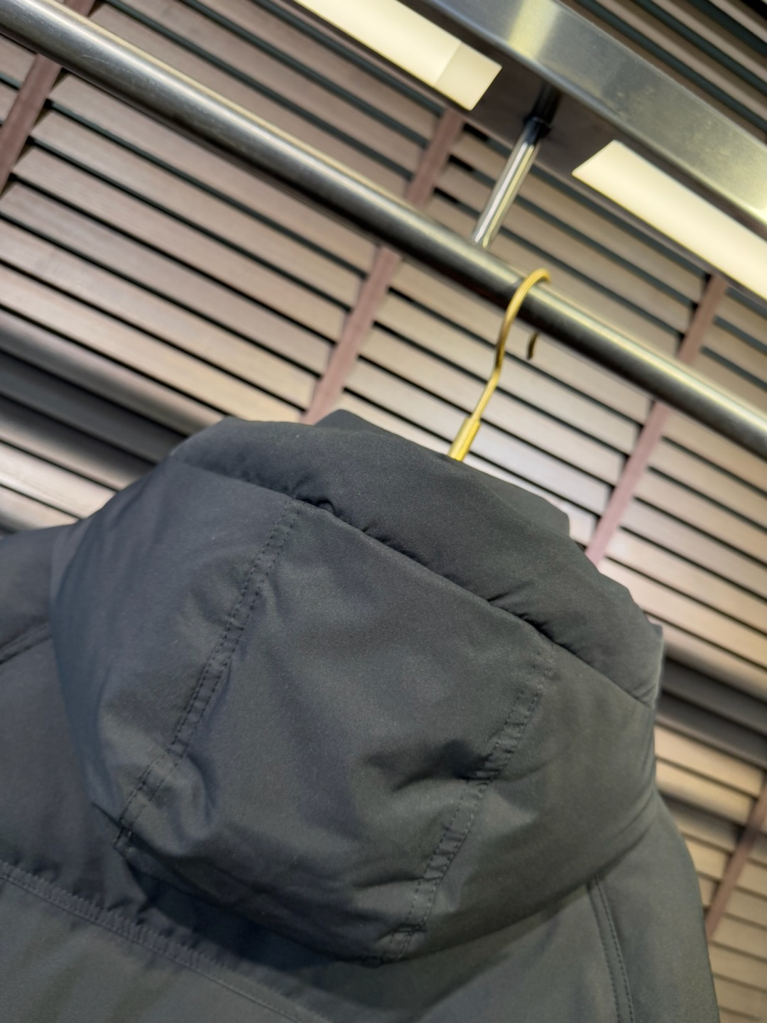 Bur&巴宝粒FW2025冬季新款羽绒服。立领连帽设计，商务与休闲兼并，帽子不可拆卸，适合各种场合穿搭。