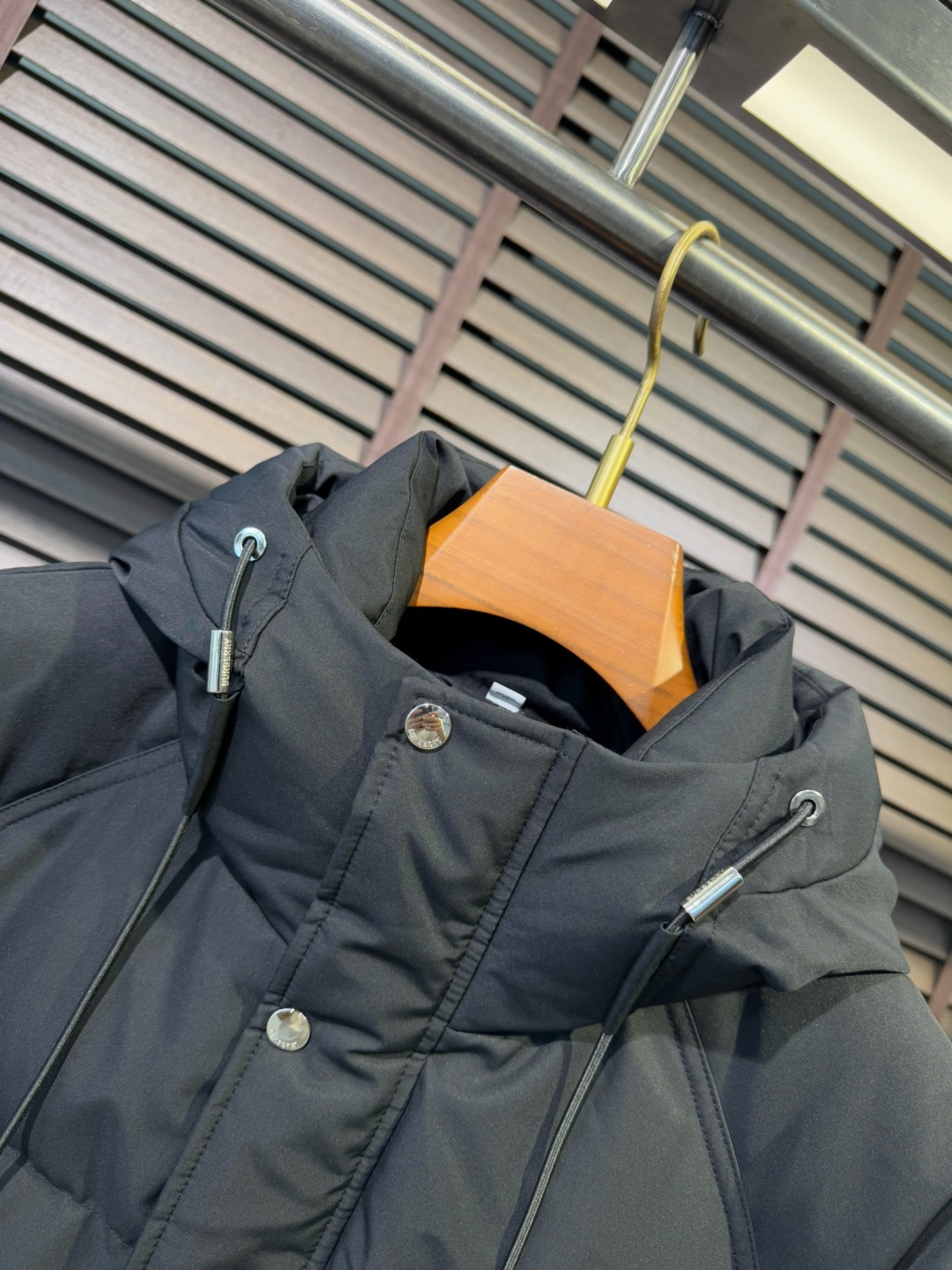 Bur&巴宝粒FW2025冬季新款羽绒服。立领连帽设计，商务与休闲兼并，帽子不可拆卸，适合各种场合穿搭。