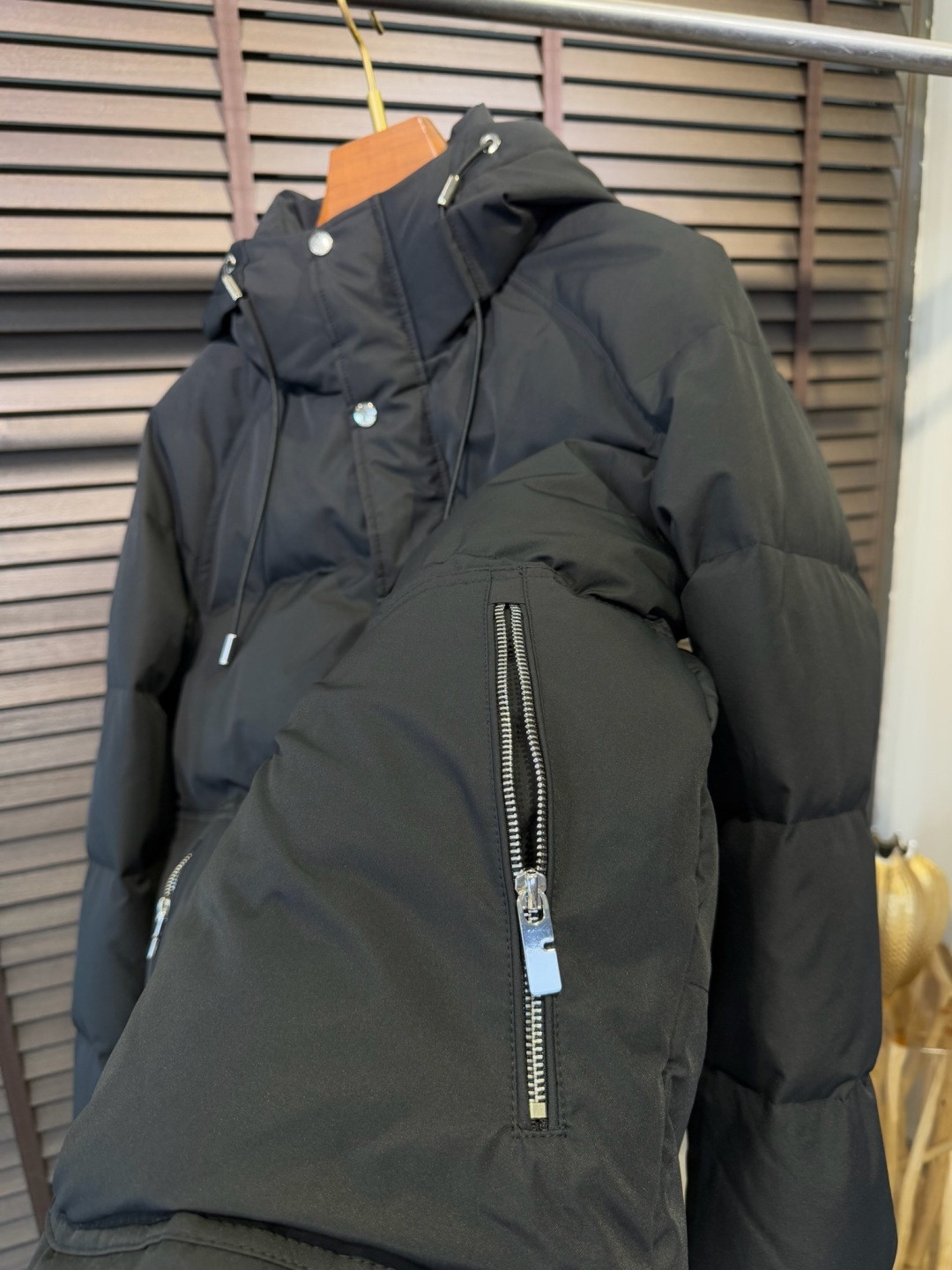 Bur&巴宝粒FW2025冬季新款羽绒服。立领连帽设计，商务与休闲兼并，帽子不可拆卸，适合各种场合穿搭。