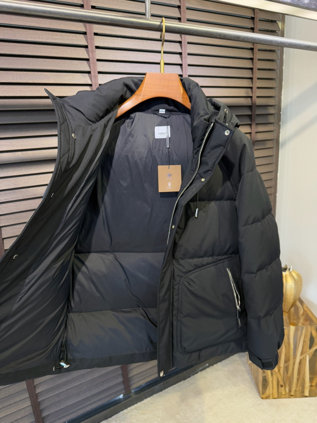 Bur&巴宝粒FW2025冬季新款羽绒服。立领连帽设计，商务与休闲兼并，帽子不可拆卸，适合各种场合穿搭。