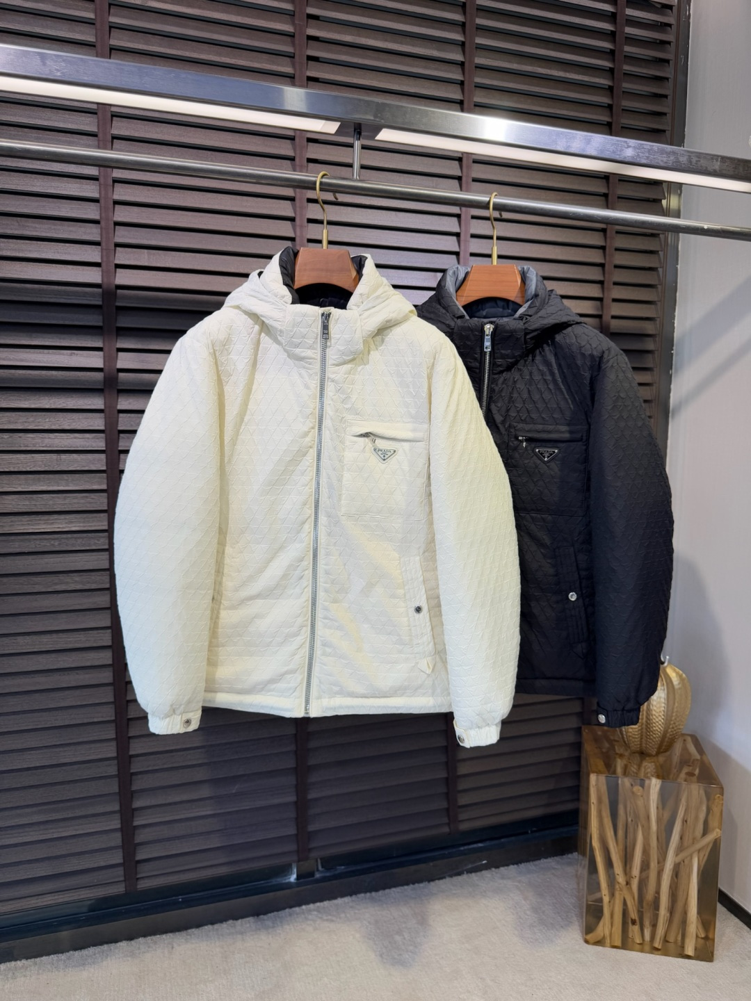 Pra&普拉哒FW2025新款连帽立领羽绒夹克外套。经典款，一件难求。采用原版定制面料，整身充90绒，拼