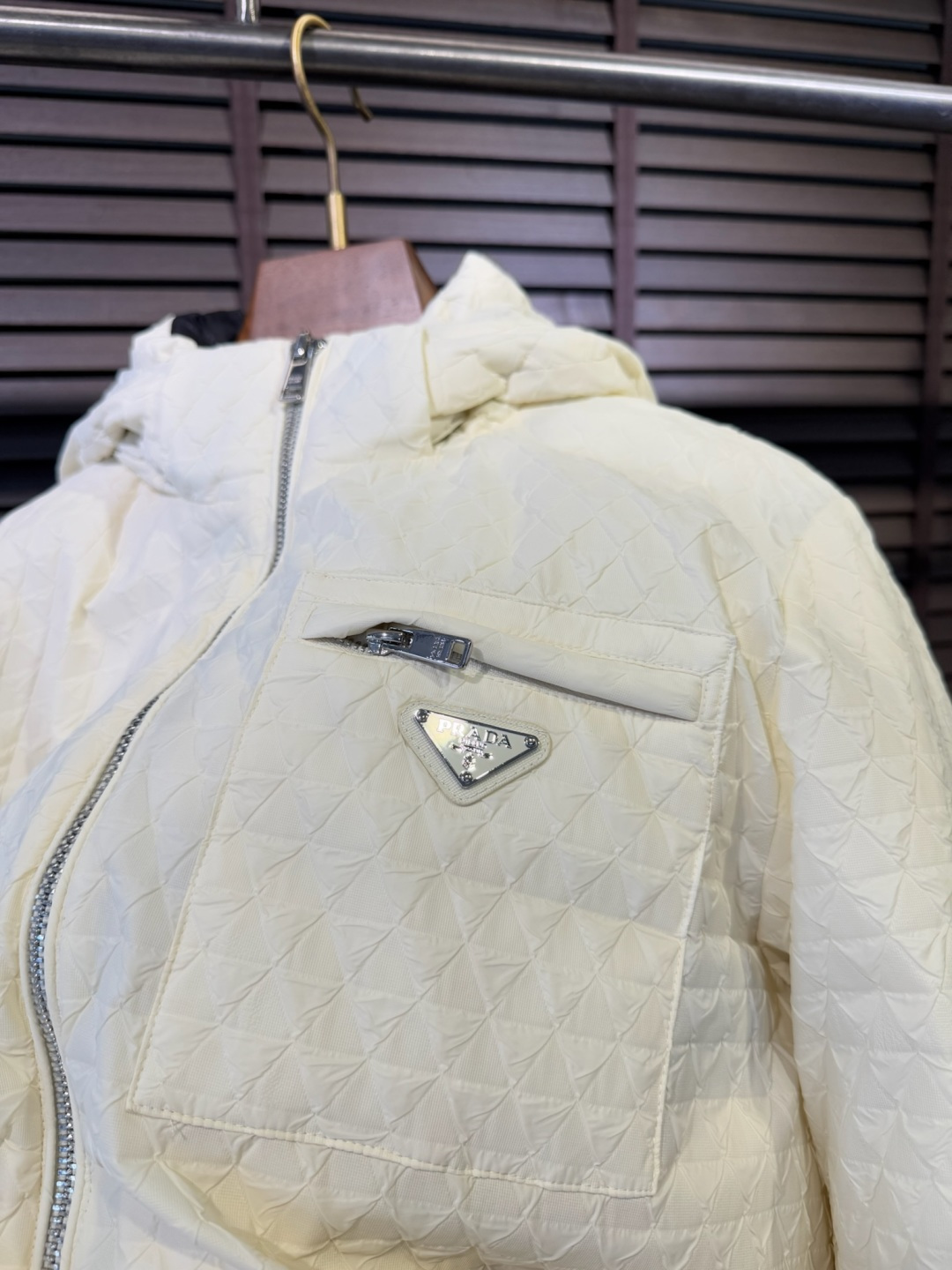 Pra&普拉哒FW2025新款连帽立领羽绒夹克外套。经典款，一件难求。采用原版定制面料，整身充90绒，拼