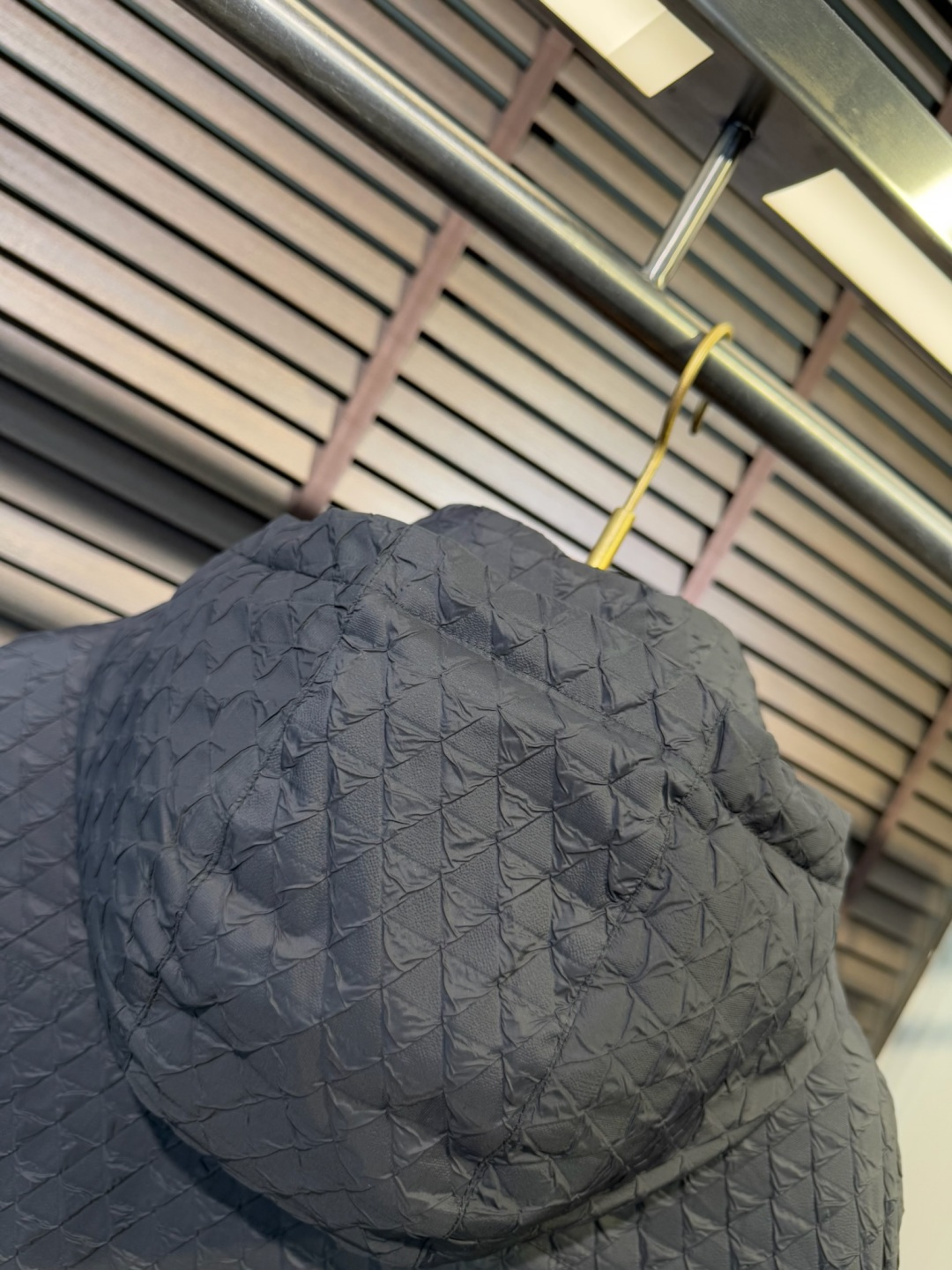 Pra&普拉哒FW2025新款连帽立领羽绒夹克外套。经典款，一件难求。采用原版定制面料，整身充90绒，拼