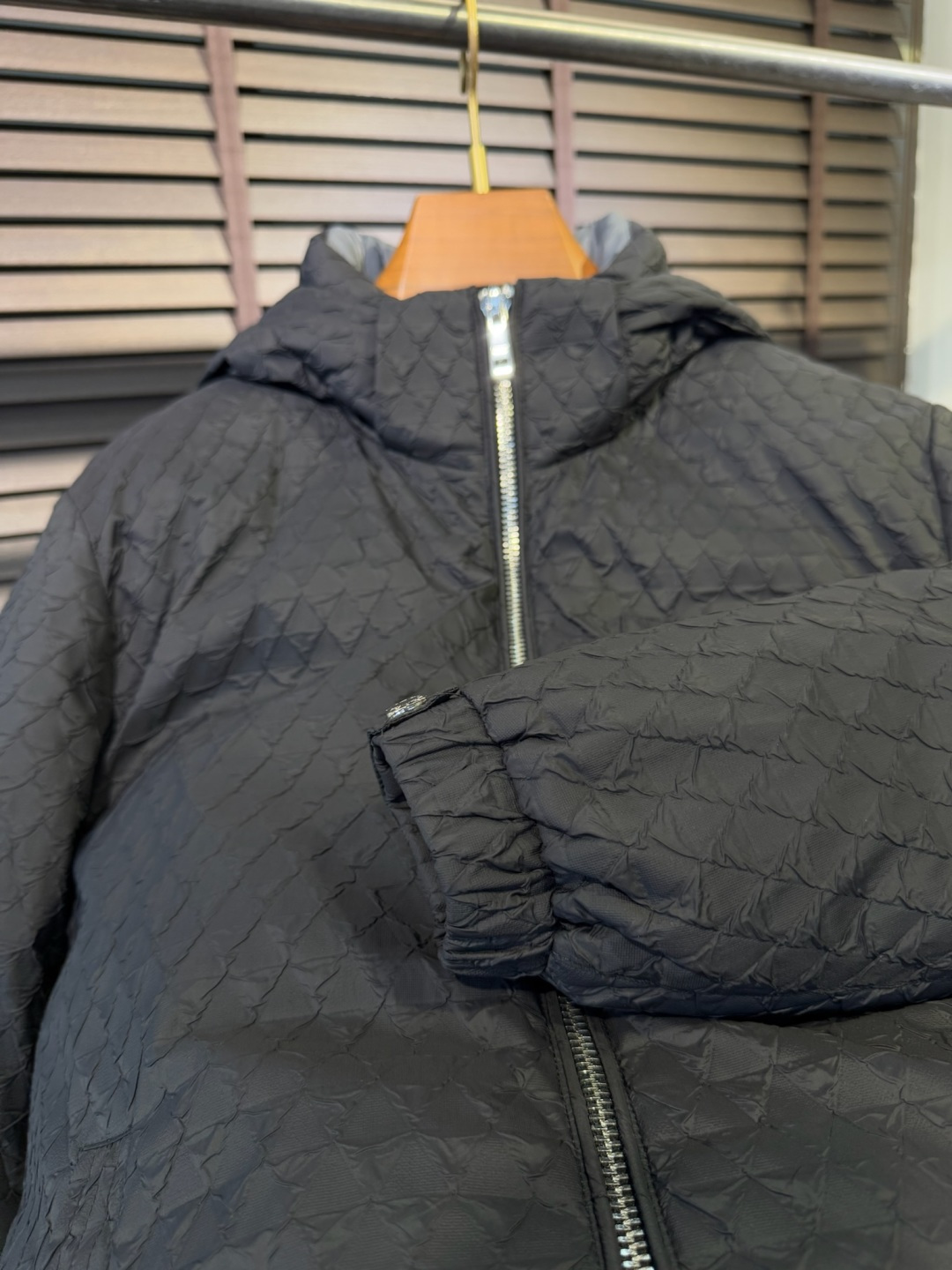 Pra&普拉哒FW2025新款连帽立领羽绒夹克外套。经典款，一件难求。采用原版定制面料，整身充90绒，拼