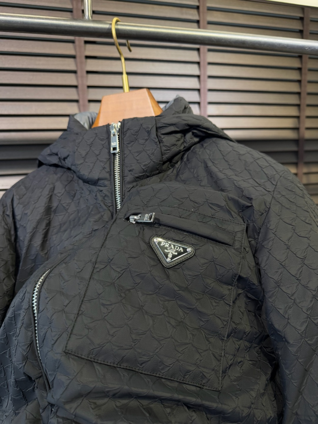 Pra&普拉哒FW2025新款连帽立领羽绒夹克外套。经典款，一件难求。采用原版定制面料，整身充90绒，拼