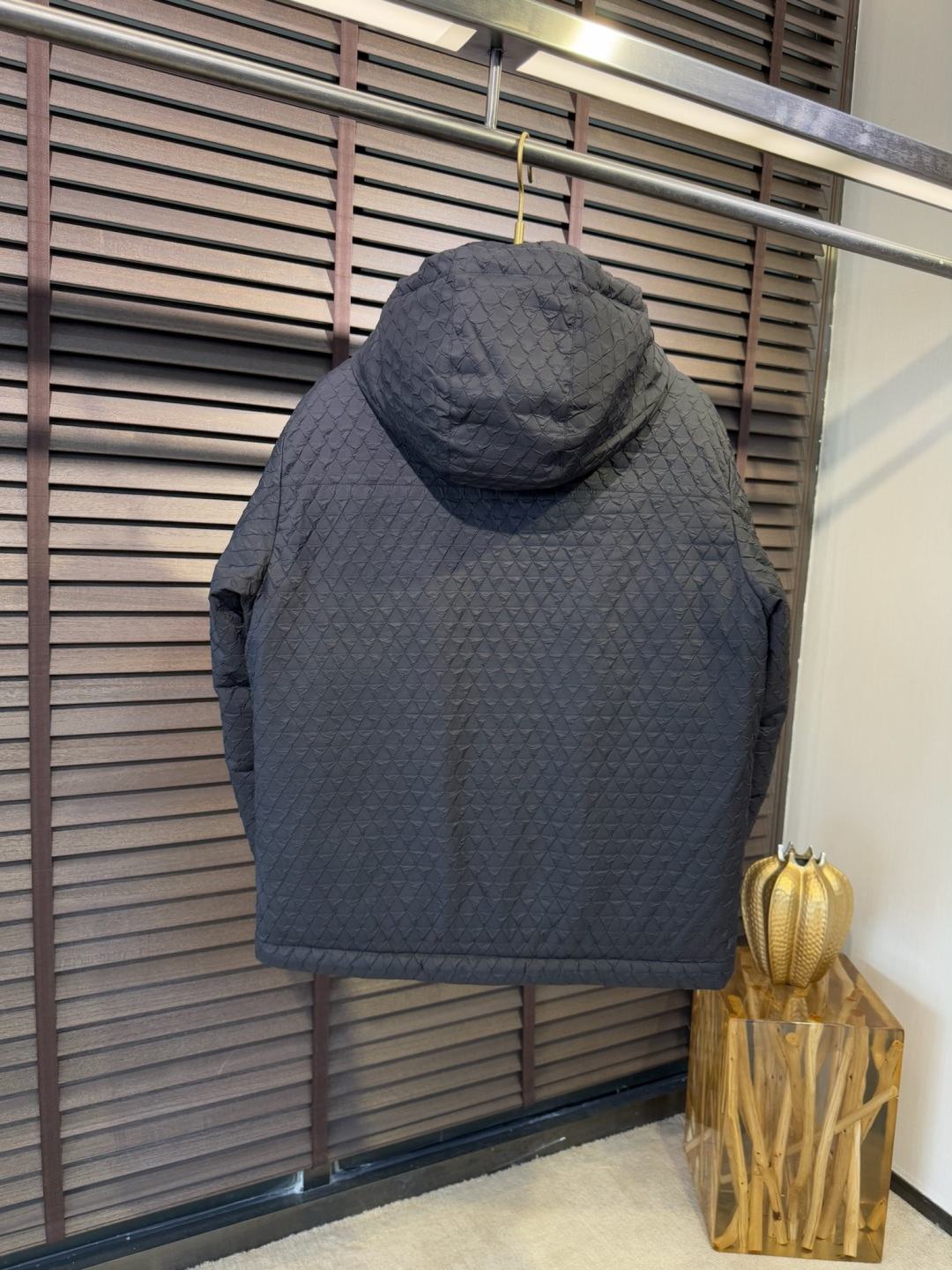 Pra&普拉哒FW2025新款连帽立领羽绒夹克外套。经典款，一件难求。采用原版定制面料，整身充90绒，拼