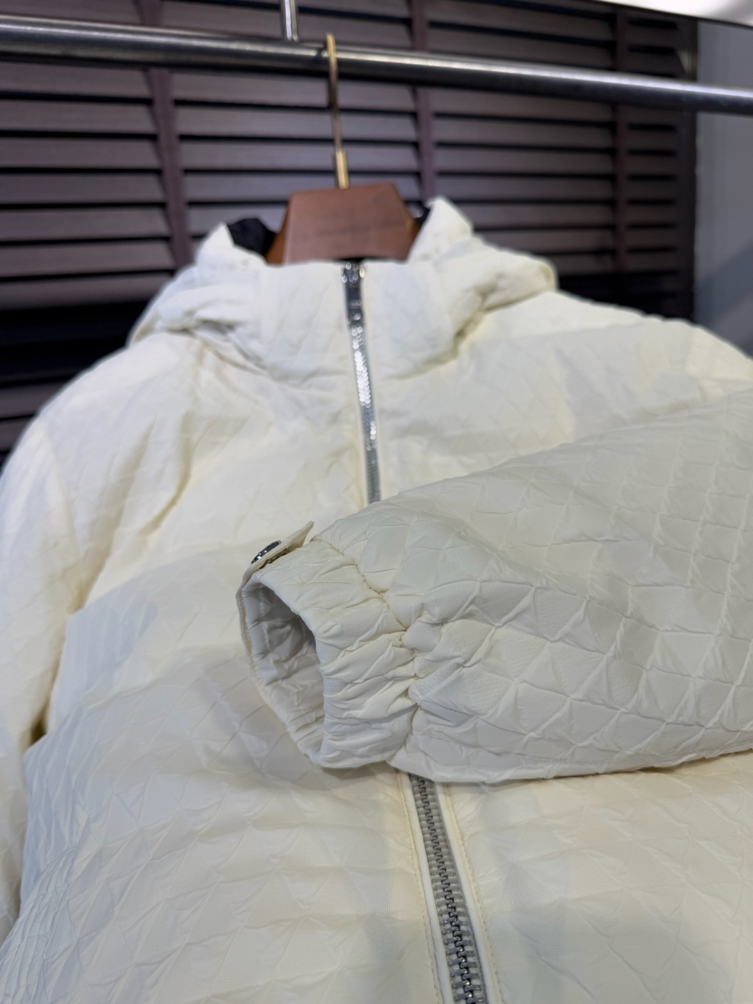 Pra&普拉哒FW2025新款连帽立领羽绒夹克外套。经典款，一件难求。采用原版定制面料，整身充90绒，拼