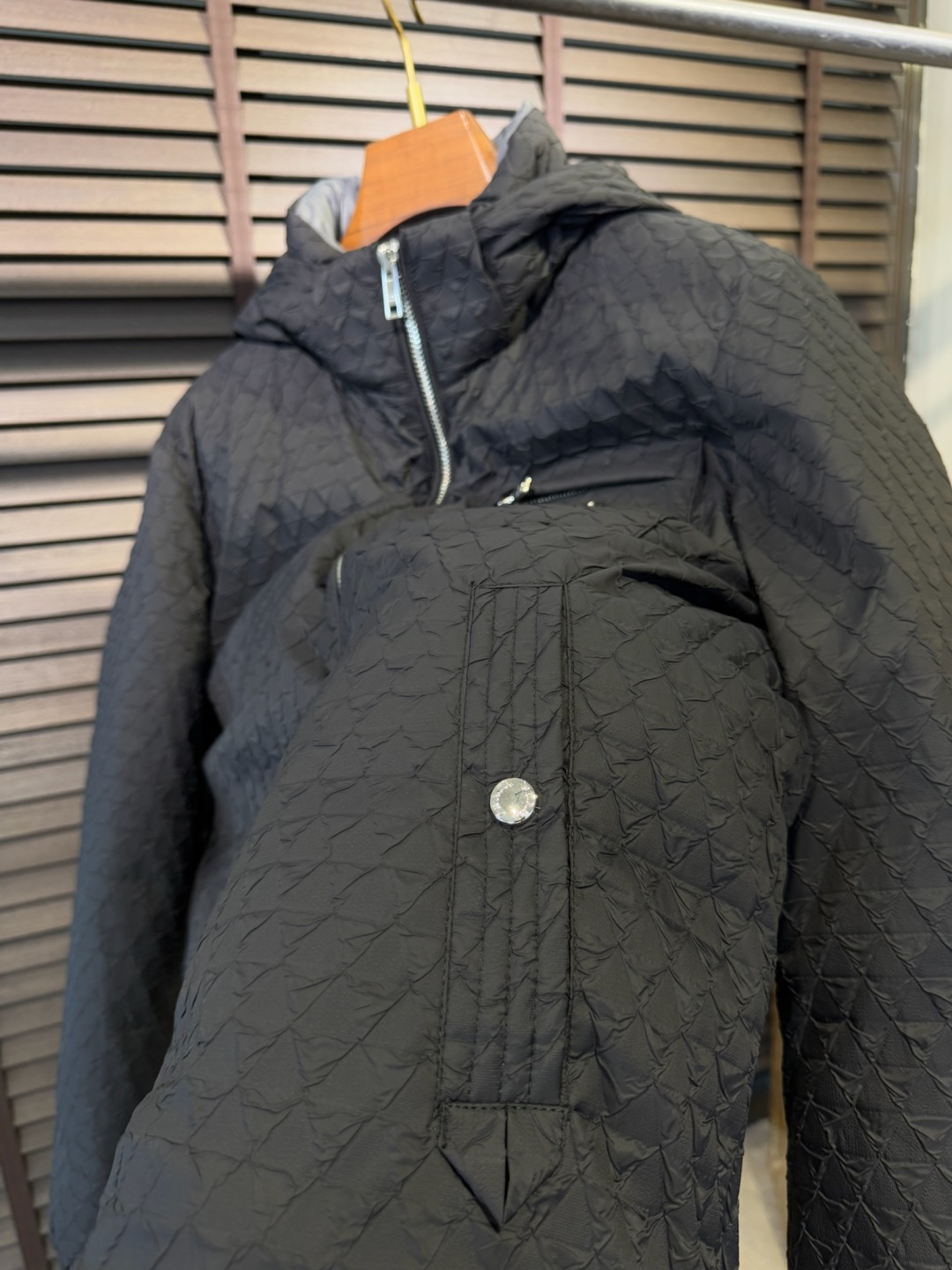 Pra&普拉哒FW2025新款连帽立领羽绒夹克外套。经典款，一件难求。采用原版定制面料，整身充90绒，拼