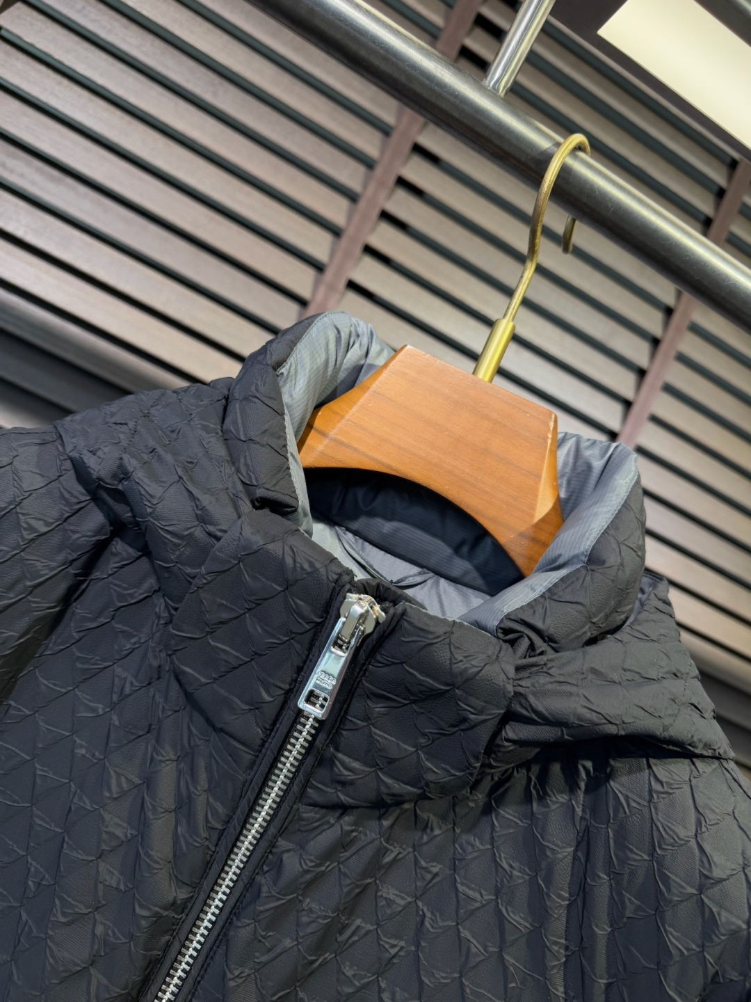 Pra&普拉哒FW2025新款连帽立领羽绒夹克外套。经典款，一件难求。采用原版定制面料，整身充90绒，拼