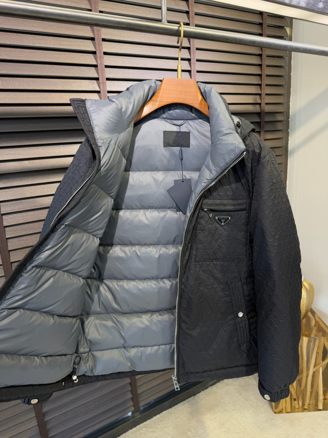 Pra&普拉哒FW2025新款连帽立领羽绒夹克外套。经典款，一件难求。采用原版定制面料，整身充90绒，拼