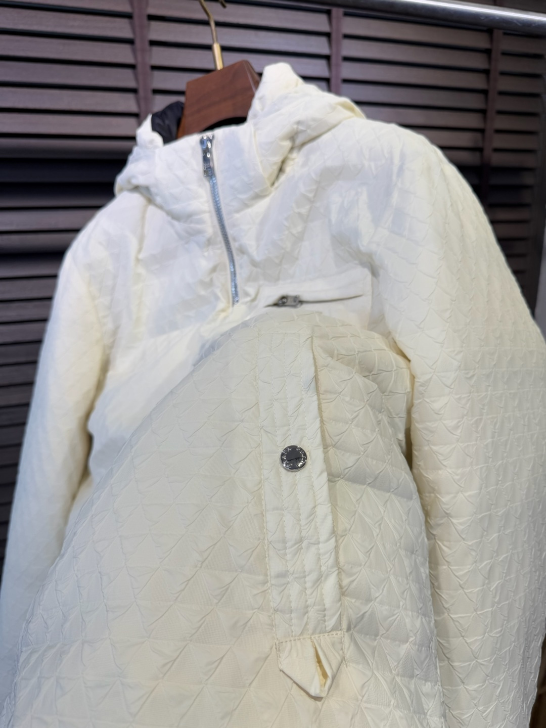 Pra&普拉哒FW2025新款连帽立领羽绒夹克外套。经典款，一件难求。采用原版定制面料，整身充90绒，拼