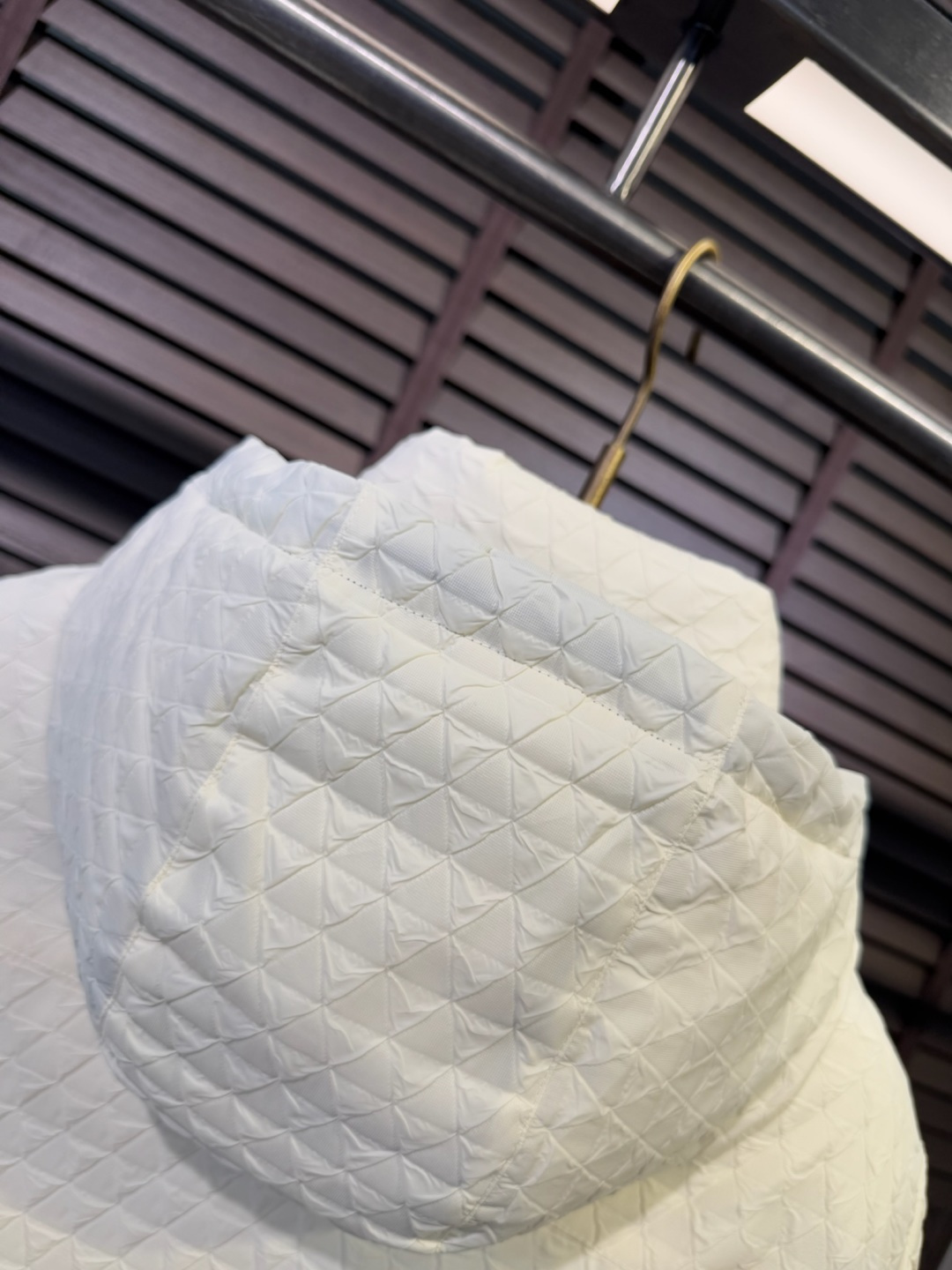 Pra&普拉哒FW2025新款连帽立领羽绒夹克外套。经典款，一件难求。采用原版定制面料，整身充90绒，拼