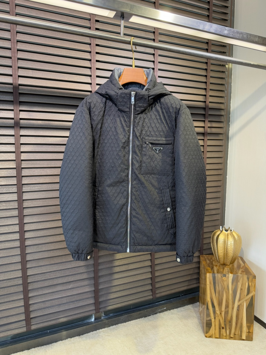 Pra&普拉哒FW2025新款连帽立领羽绒夹克外套。经典款，一件难求。采用原版定制面料，整身充90绒，拼