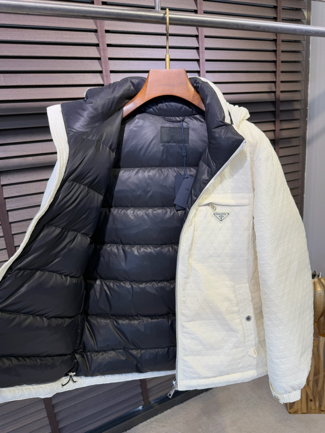 Pra&普拉哒FW2025新款连帽立领羽绒夹克外套。经典款，一件难求。采用原版定制面料，整身充90绒，拼