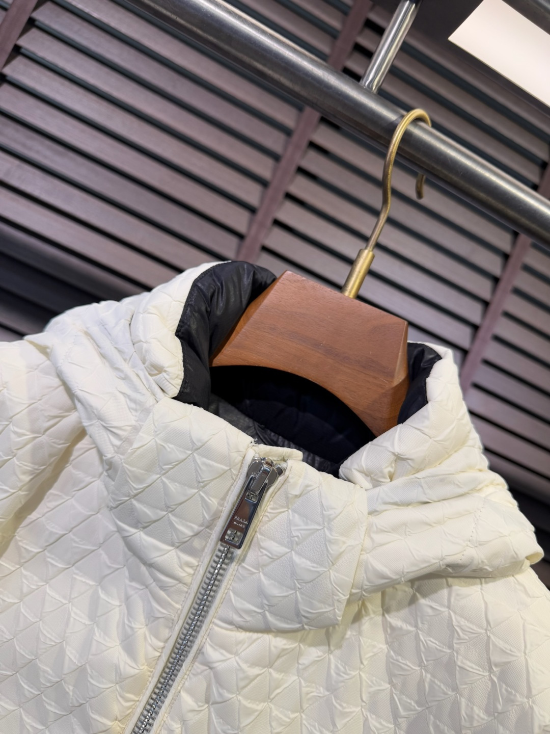 Pra&普拉哒FW2025新款连帽立领羽绒夹克外套。经典款，一件难求。采用原版定制面料，整身充90绒，拼