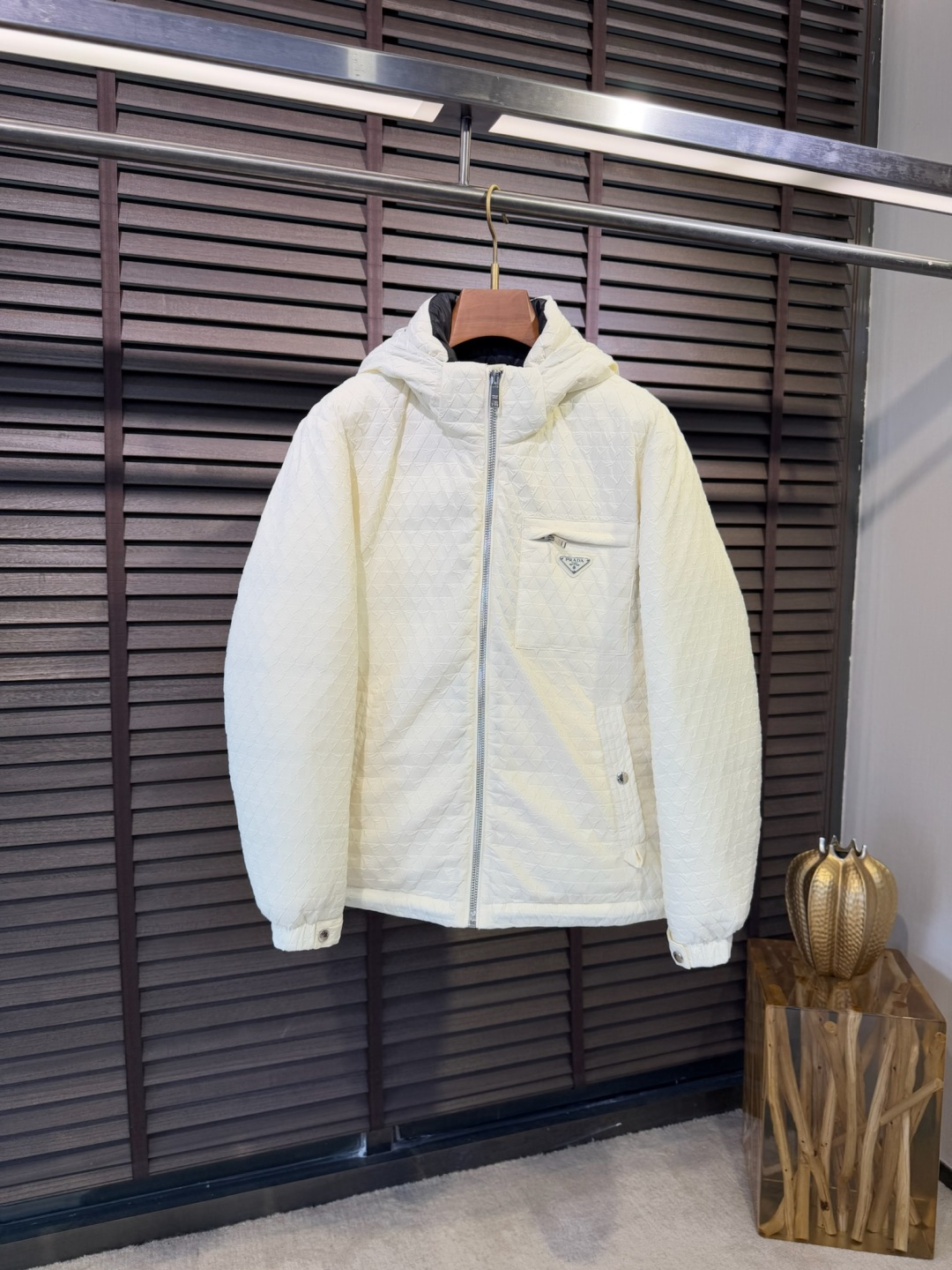 Pra&普拉哒FW2025新款连帽立领羽绒夹克外套。经典款，一件难求。采用原版定制面料，整身充90绒，拼