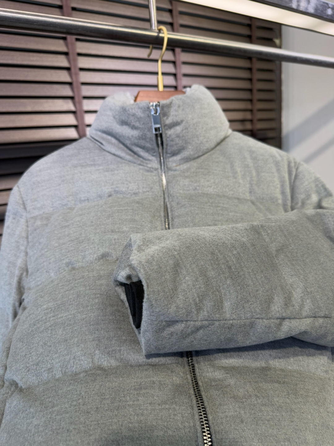 Zegn&杰尼🦷FW2025新款羽绒服。柜子在售款。采用定制高支数羊毛羊绒面料，抗皱立挺有型，软糯亲肤 