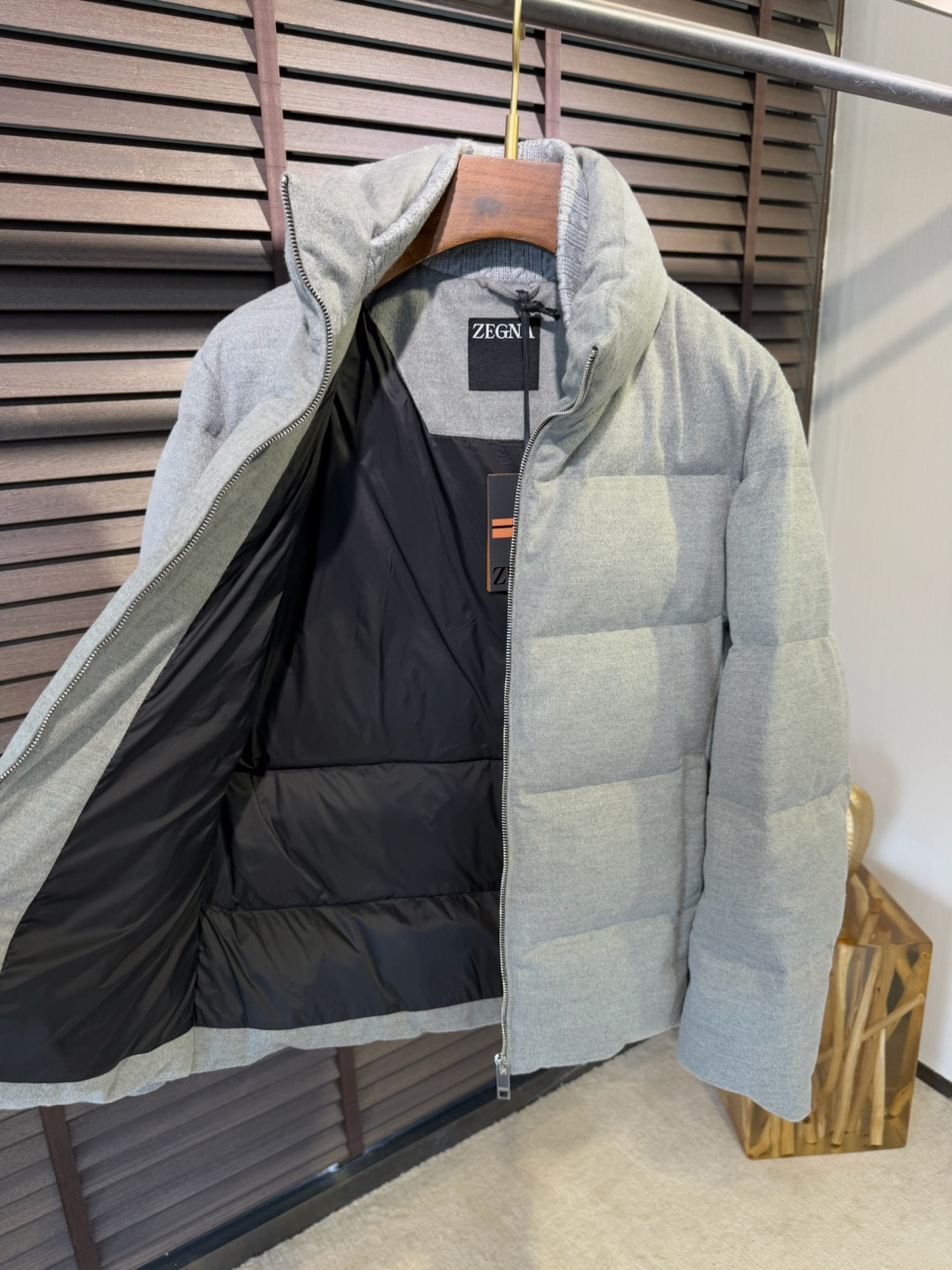 Zegn&杰尼🦷FW2025新款羽绒服。柜子在售款。采用定制高支数羊毛羊绒面料，抗皱立挺有型，软糯亲肤 