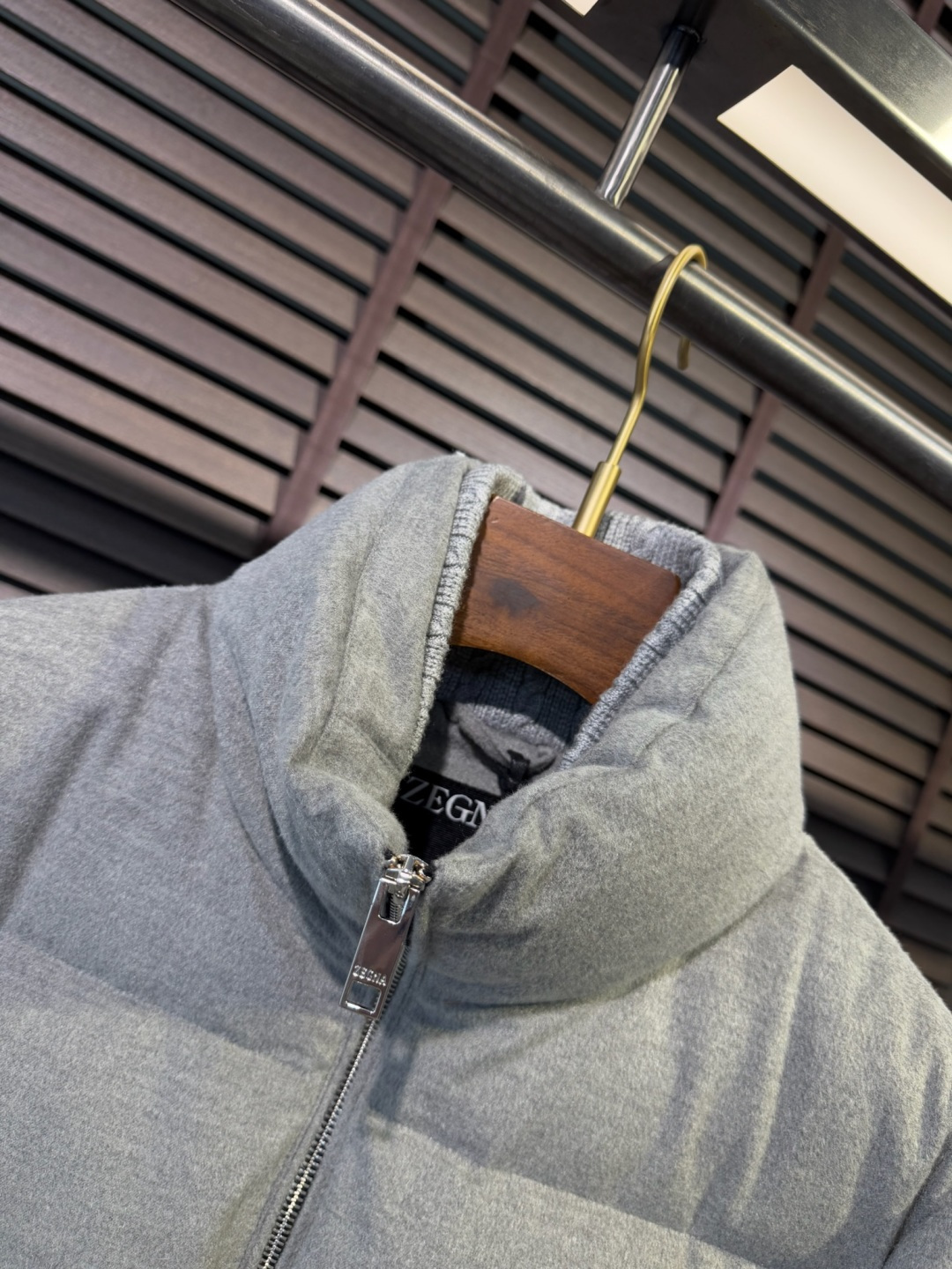 Zegn&杰尼🦷FW2025新款羽绒服。柜子在售款。采用定制高支数羊毛羊绒面料，抗皱立挺有型，软糯亲肤 