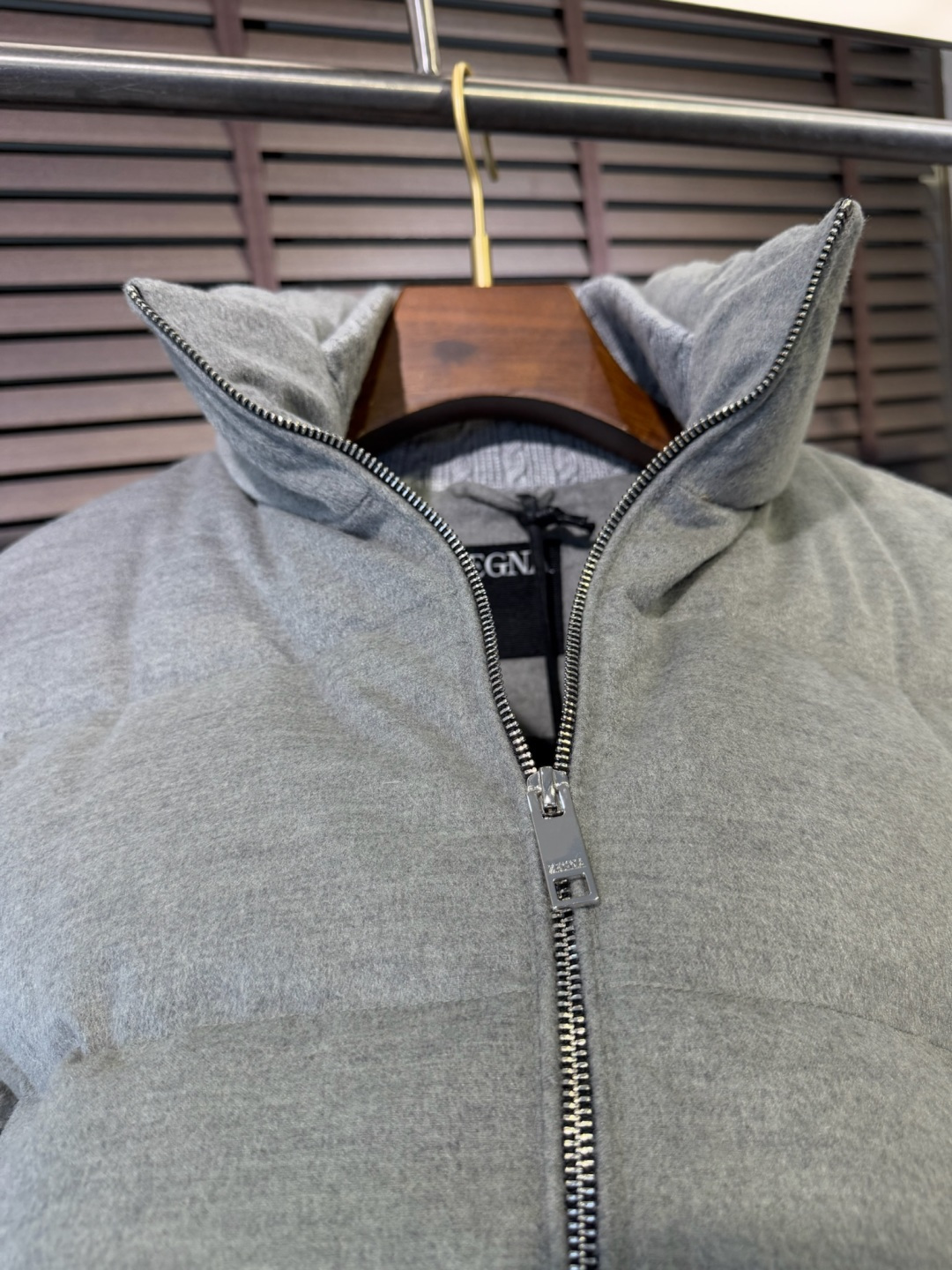 Zegn&杰尼🦷FW2025新款羽绒服。柜子在售款。采用定制高支数羊毛羊绒面料，抗皱立挺有型，软糯亲肤 