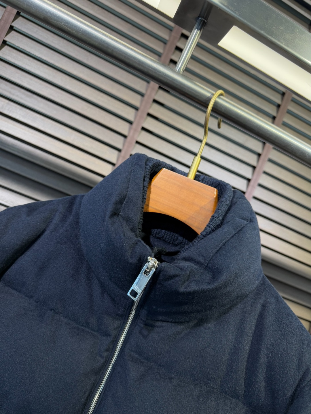 Zegn&杰尼🦷FW2025新款羽绒服。柜子在售款。采用定制高支数羊毛羊绒面料，抗皱立挺有型，软糯亲肤 