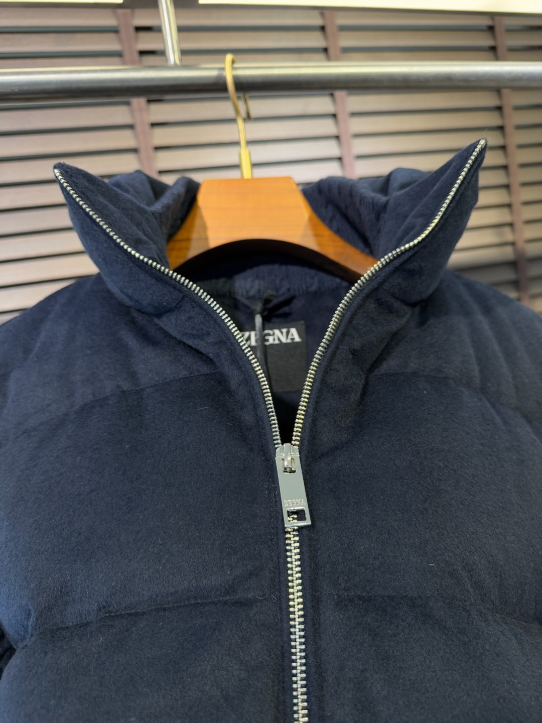 Zegn&杰尼🦷FW2025新款羽绒服。柜子在售款。采用定制高支数羊毛羊绒面料，抗皱立挺有型，软糯亲肤 