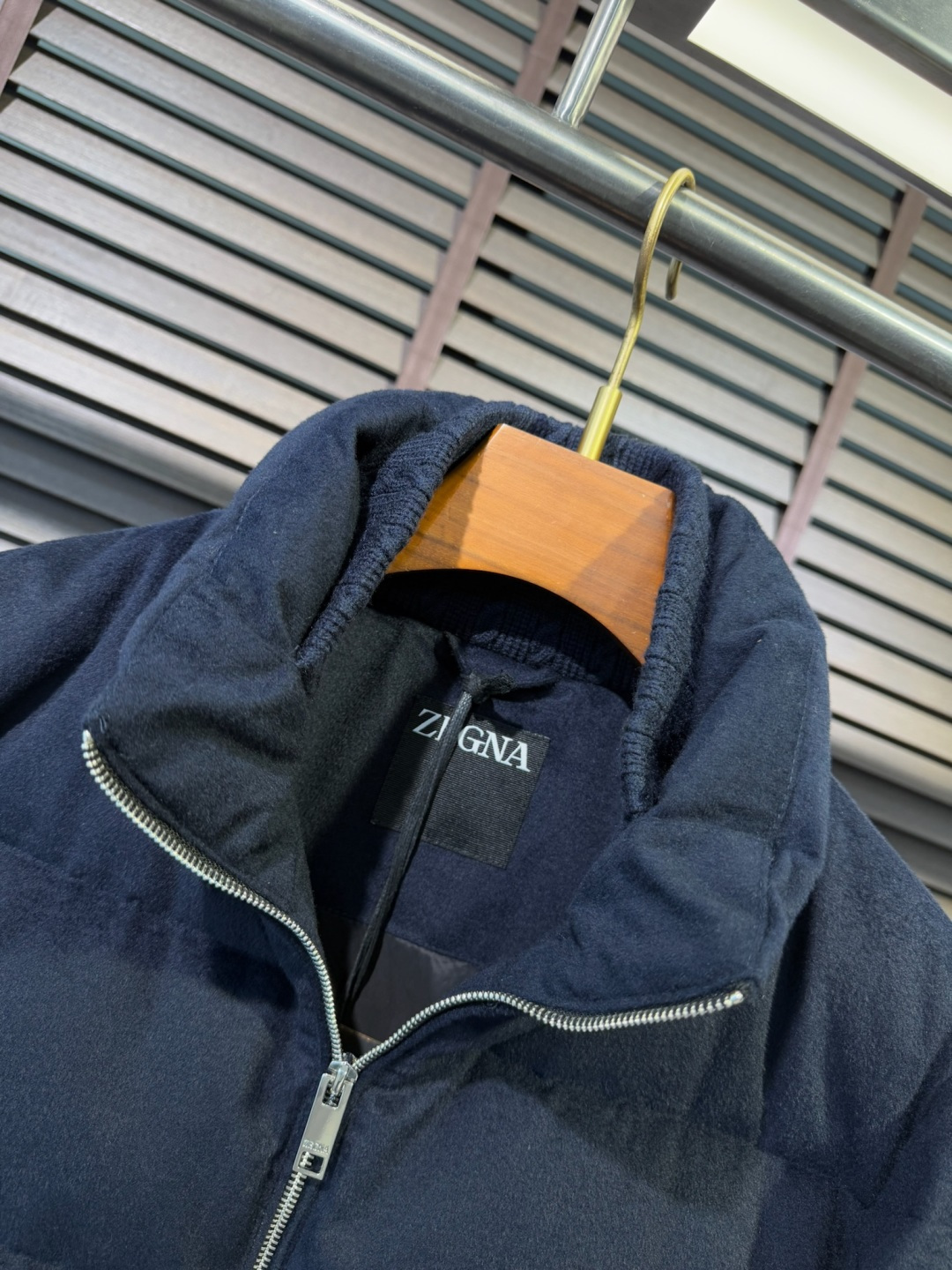 Zegn&杰尼🦷FW2025新款羽绒服。柜子在售款。采用定制高支数羊毛羊绒面料，抗皱立挺有型，软糯亲肤 