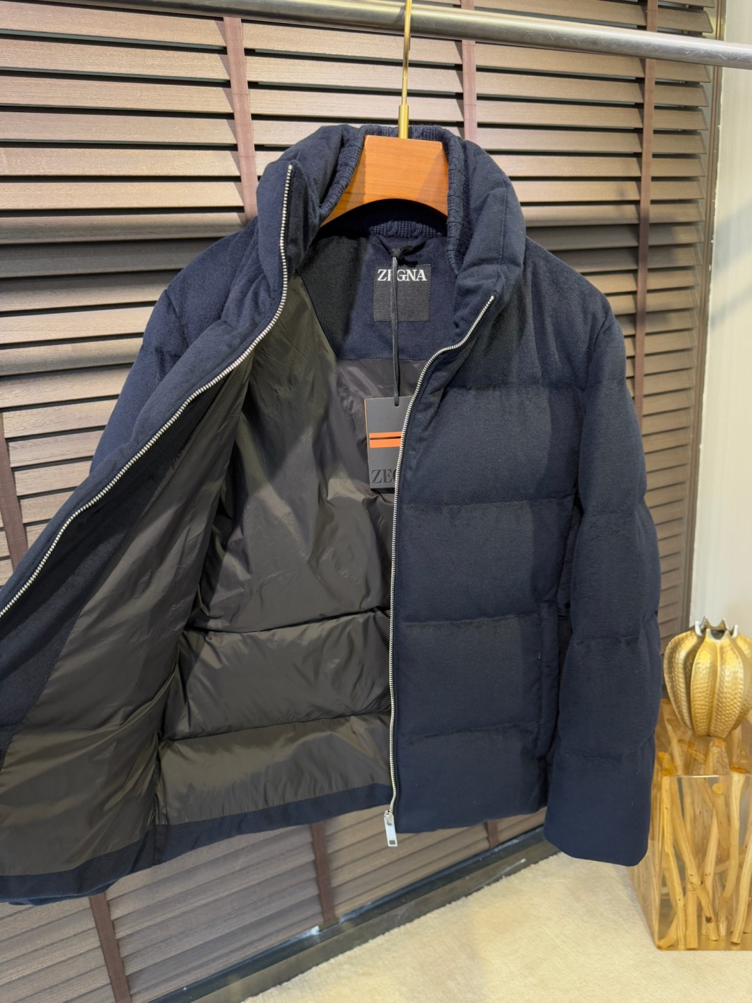 Zegn&杰尼🦷FW2025新款羽绒服。柜子在售款。采用定制高支数羊毛羊绒面料，抗皱立挺有型，软糯亲肤 