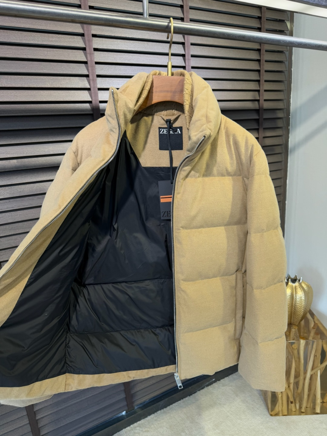 Zegn&杰尼🦷FW2025新款羽绒服。柜子在售款。采用定制高支数羊毛羊绒面料，抗皱立挺有型，软糯亲肤 