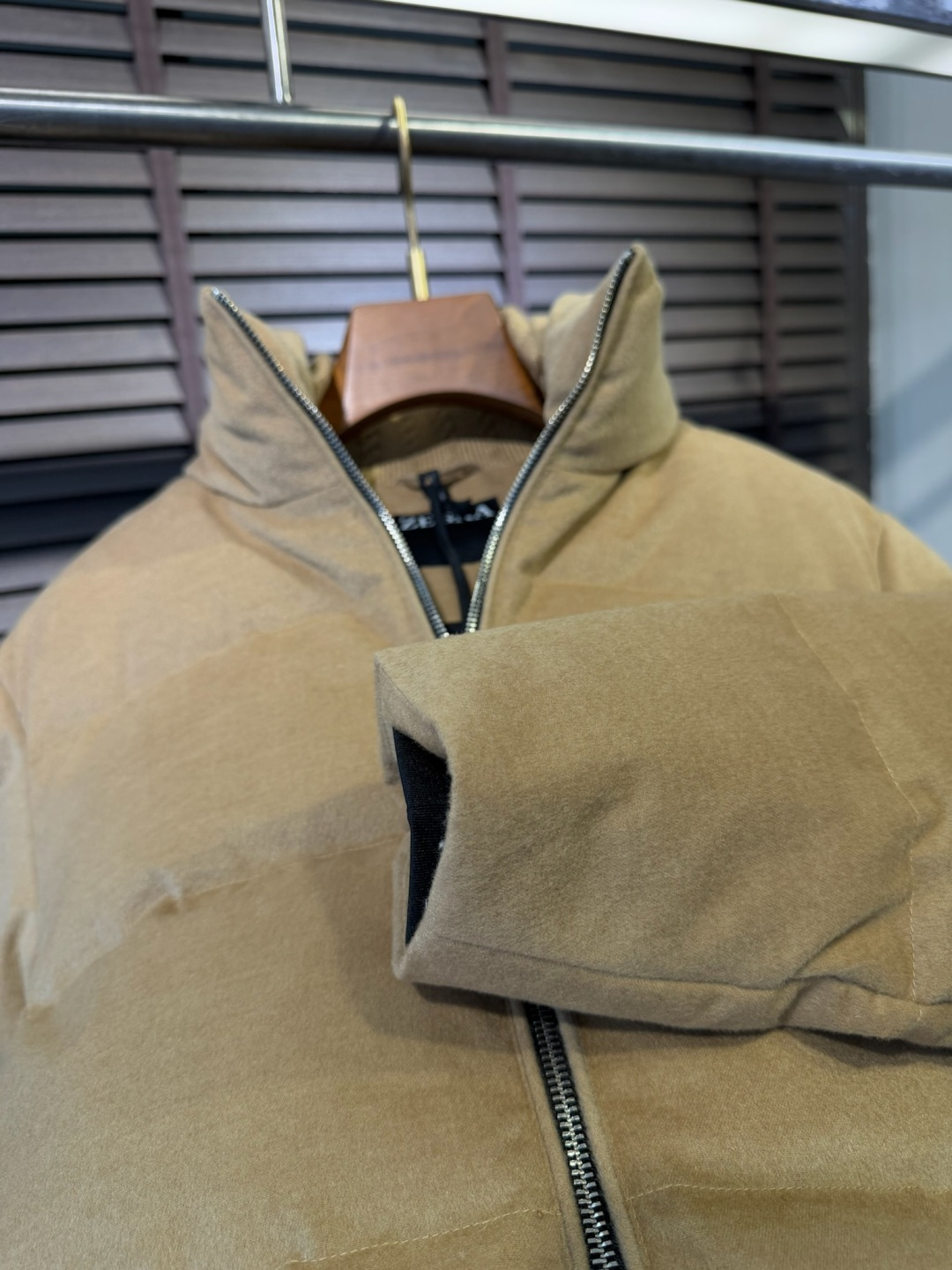 Zegn&杰尼🦷FW2025新款羽绒服。柜子在售款。采用定制高支数羊毛羊绒面料，抗皱立挺有型，软糯亲肤 