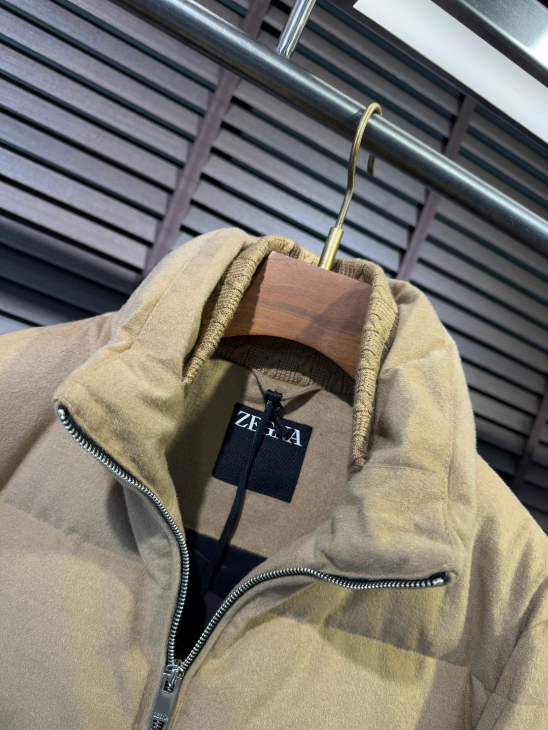 Zegn&杰尼🦷FW2025新款羽绒服。柜子在售款。采用定制高支数羊毛羊绒面料，抗皱立挺有型，软糯亲肤 