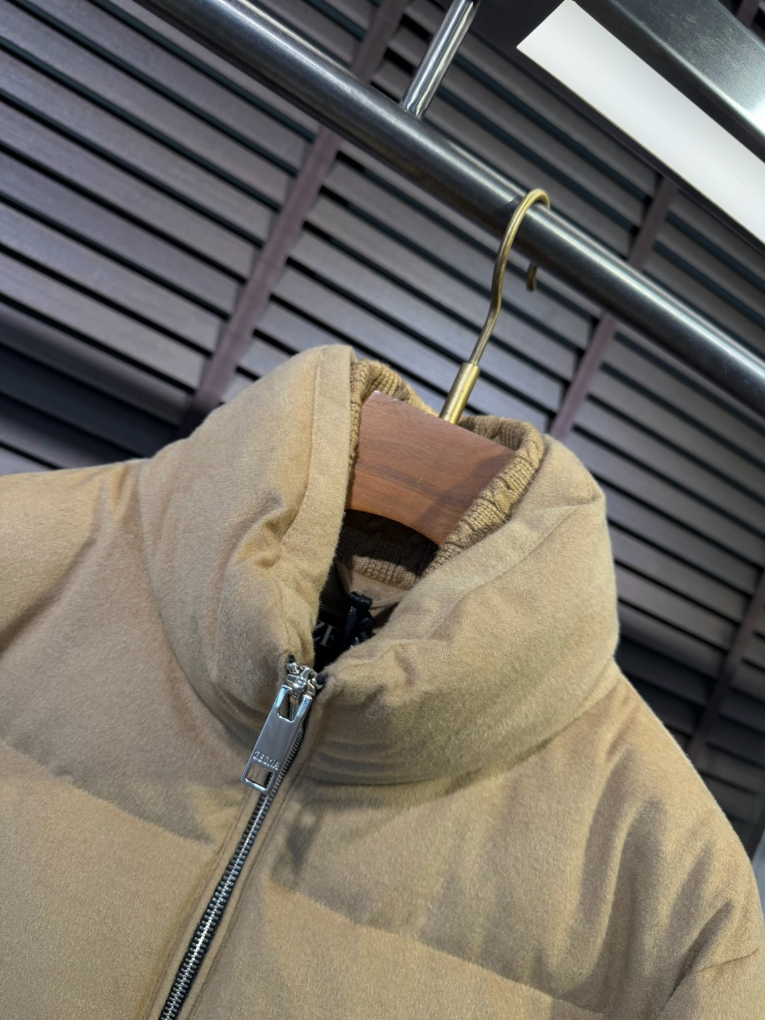 Zegn&杰尼🦷FW2025新款羽绒服。柜子在售款。采用定制高支数羊毛羊绒面料，抗皱立挺有型，软糯亲肤 