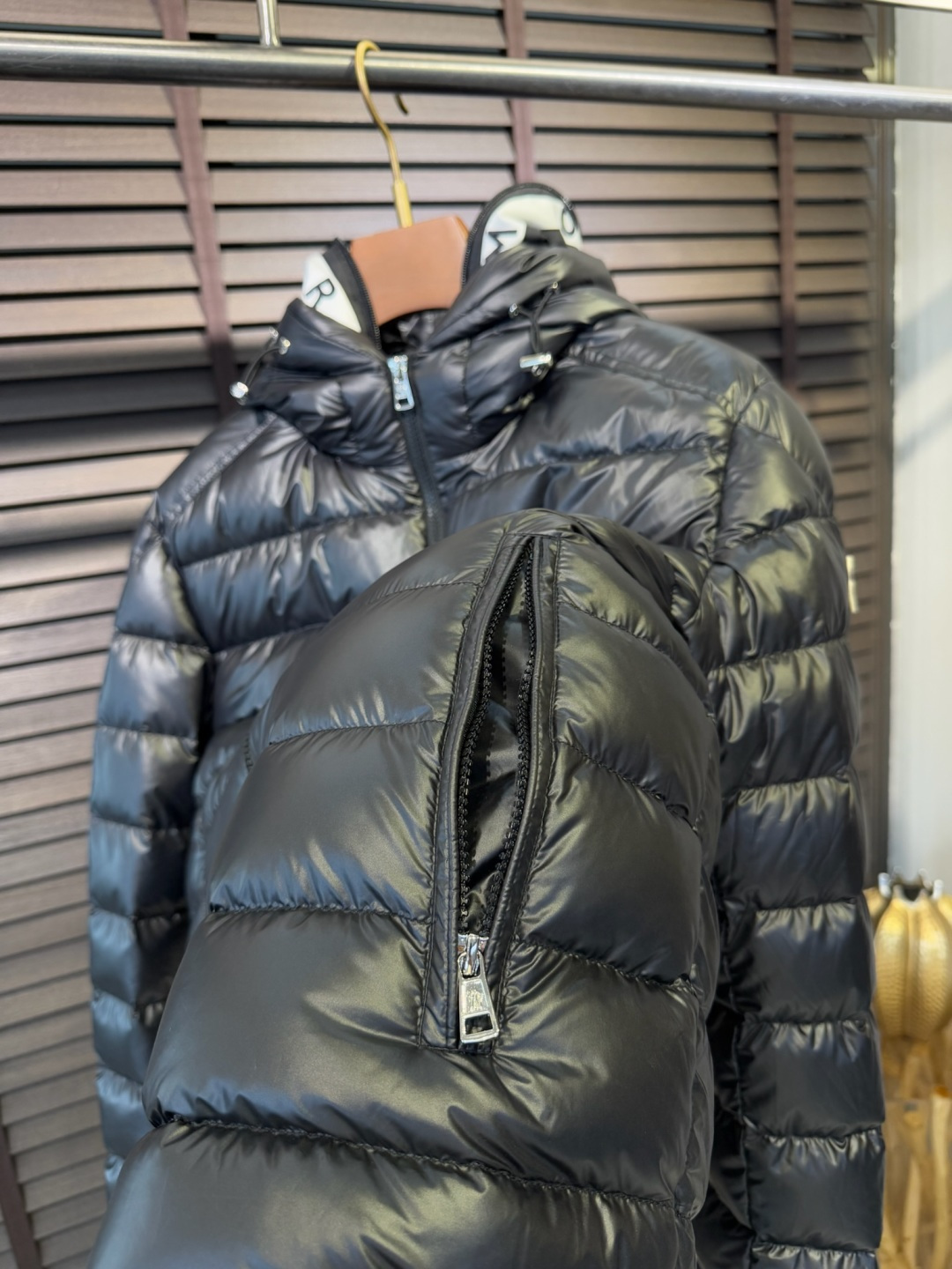 MQ&蒙👄FW2025新款羽绒服。 连帽设计，时尚感满满。采用定制防风防雨面料，抗皱力挺有型，不粘灰抗静