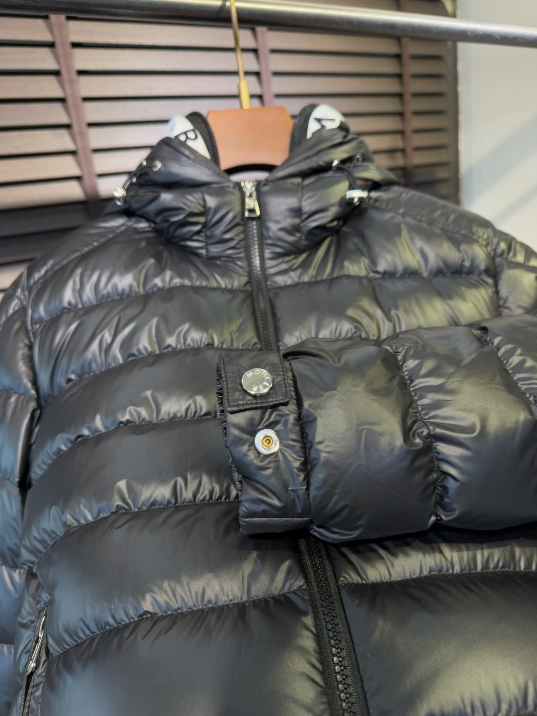 MQ&蒙👄FW2025新款羽绒服。 连帽设计，时尚感满满。采用定制防风防雨面料，抗皱力挺有型，不粘灰抗静