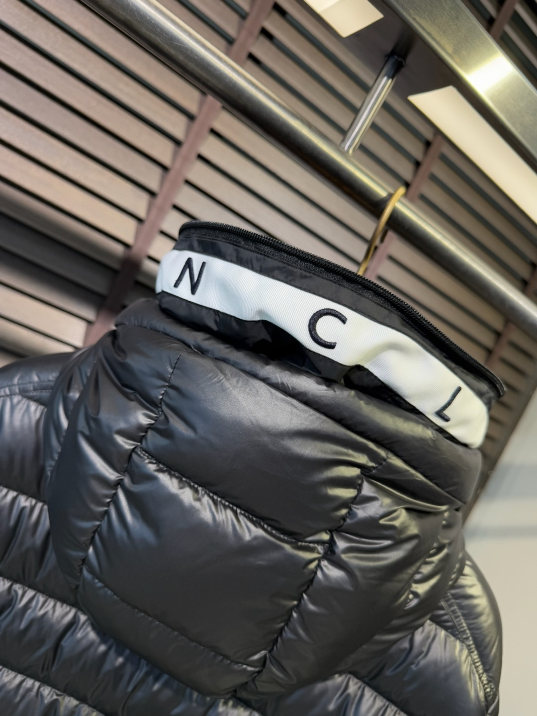 MQ&蒙👄FW2025新款羽绒服。 连帽设计，时尚感满满。采用定制防风防雨面料，抗皱力挺有型，不粘灰抗静