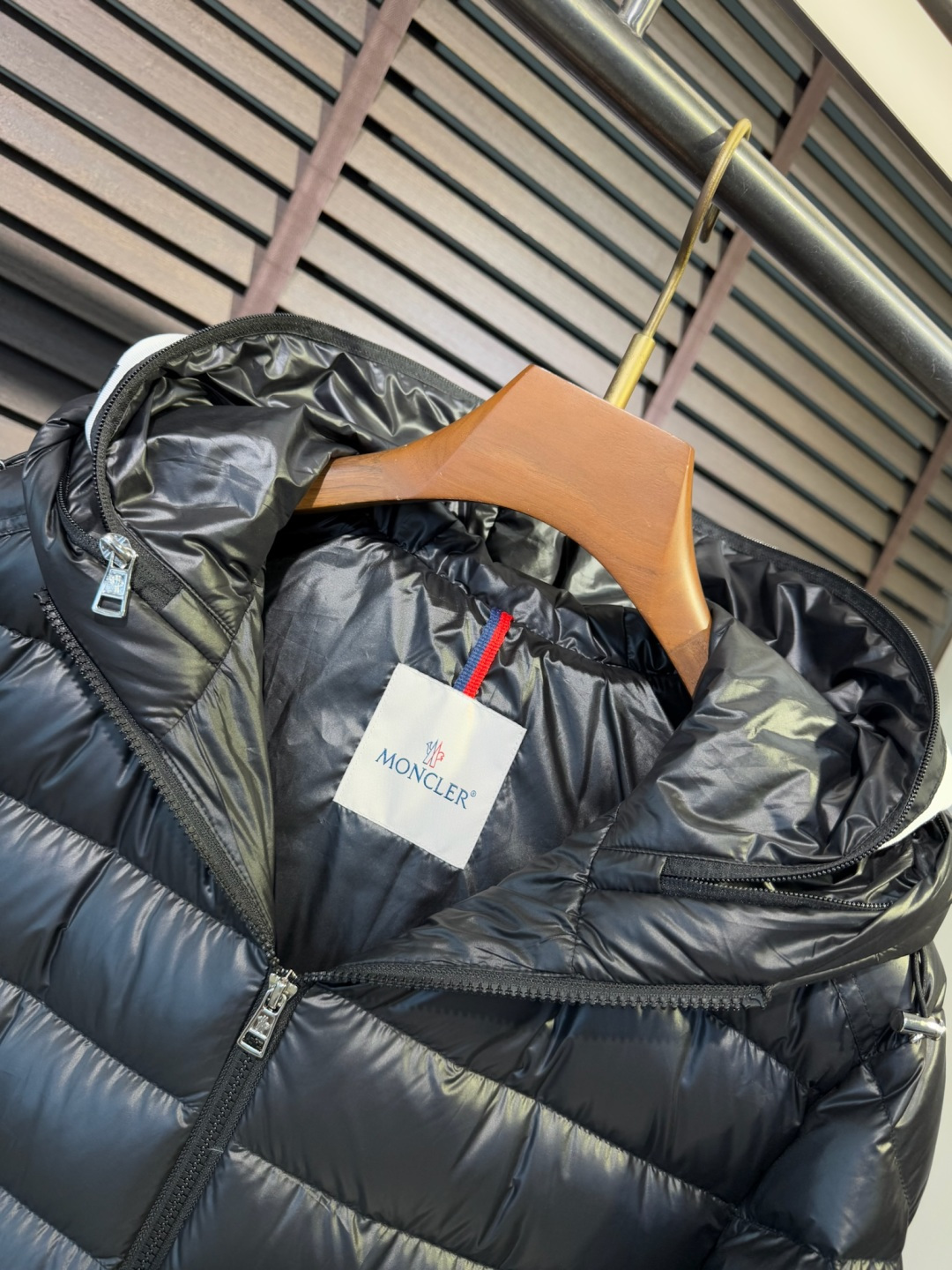 MQ&蒙👄FW2025新款羽绒服。 连帽设计，时尚感满满。采用定制防风防雨面料，抗皱力挺有型，不粘灰抗静