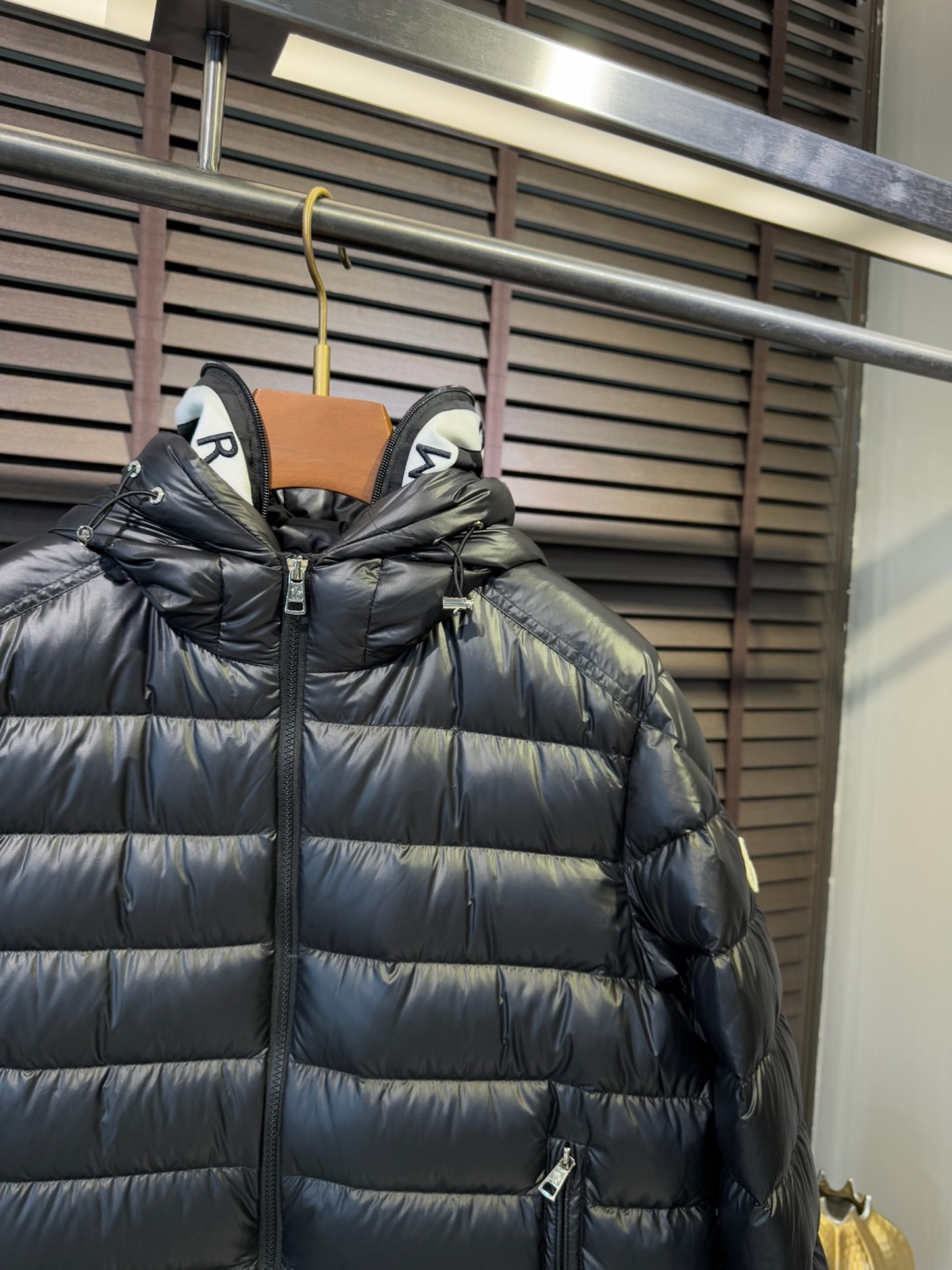 MQ&蒙👄FW2025新款羽绒服。 连帽设计，时尚感满满。采用定制防风防雨面料，抗皱力挺有型，不粘灰抗静