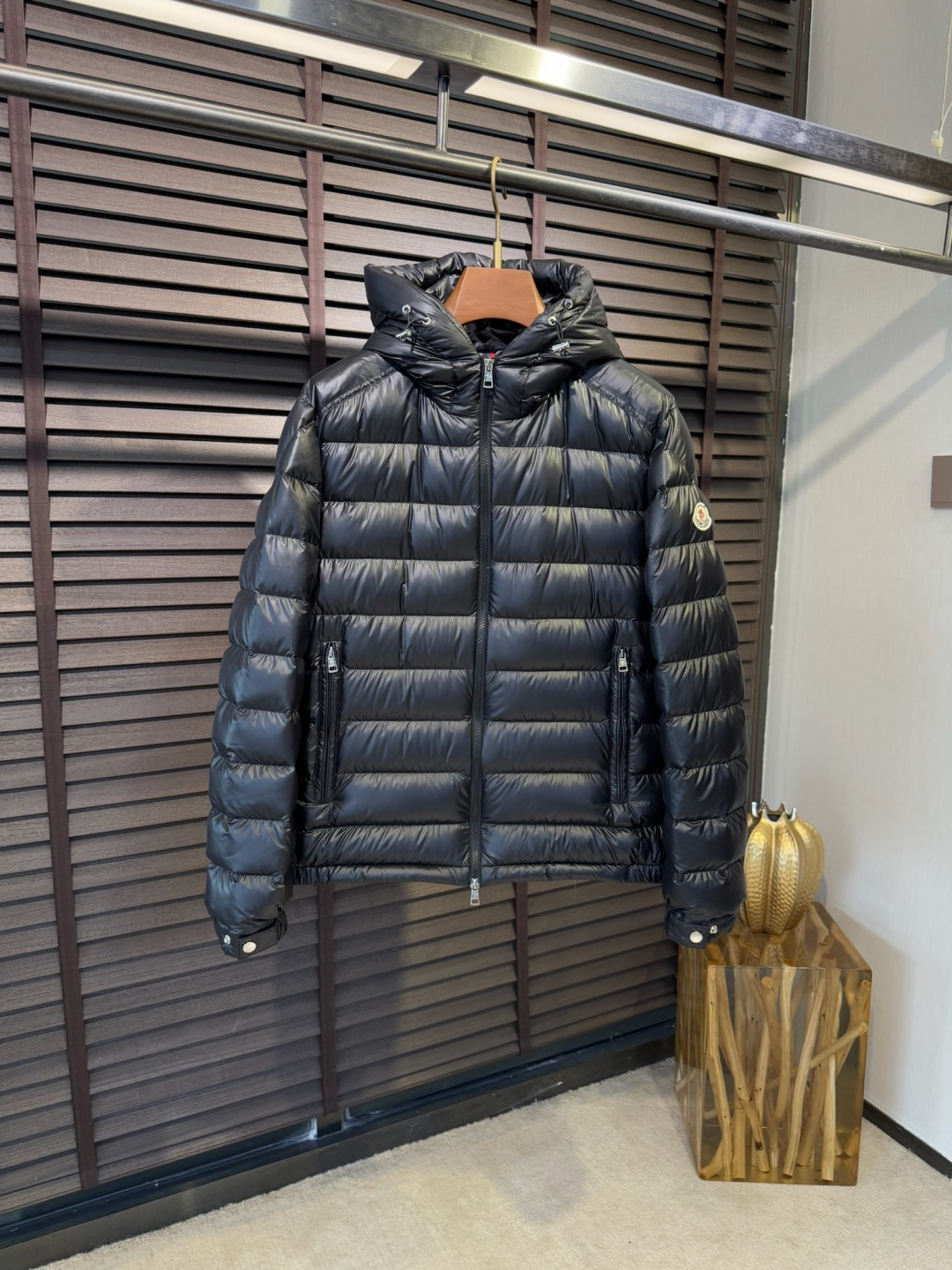 MQ&蒙👄FW2025新款羽绒服。 连帽设计，时尚感满满。采用定制防风防雨面料，抗皱力挺有型，不粘灰抗静