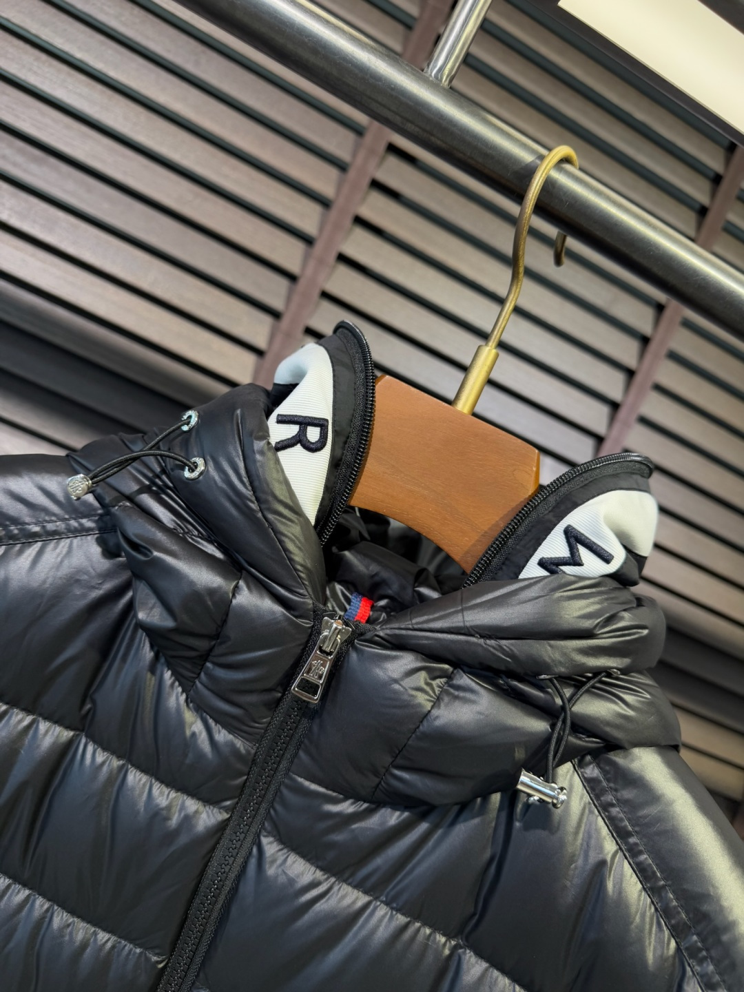 MQ&蒙👄FW2025新款羽绒服。 连帽设计，时尚感满满。采用定制防风防雨面料，抗皱力挺有型，不粘灰抗静
