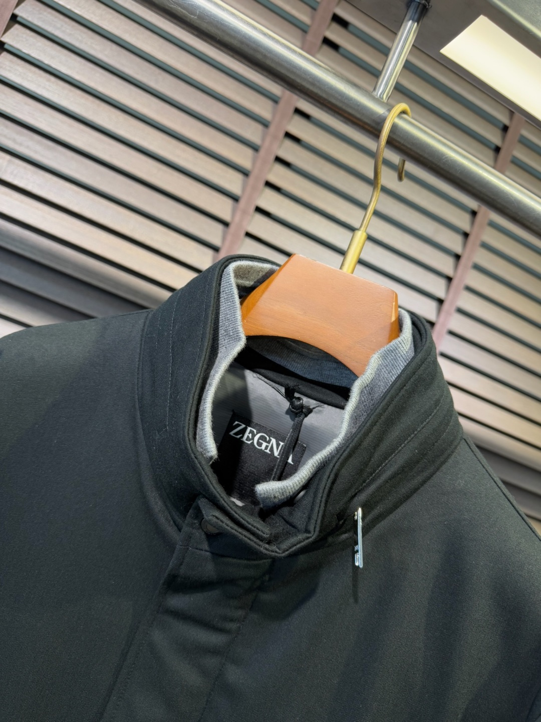 Zegn&杰尼🦷FW2025新款夹克风衣羽绒服。柜子在售款。采用定制高支数羊毛羊绒面料，抗皱立挺有型，软