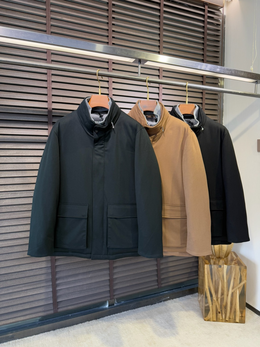 Zegn&杰尼🦷FW2025新款夹克风衣羽绒服。柜子在售款。采用定制高支数羊毛羊绒面料，抗皱立挺有型，软