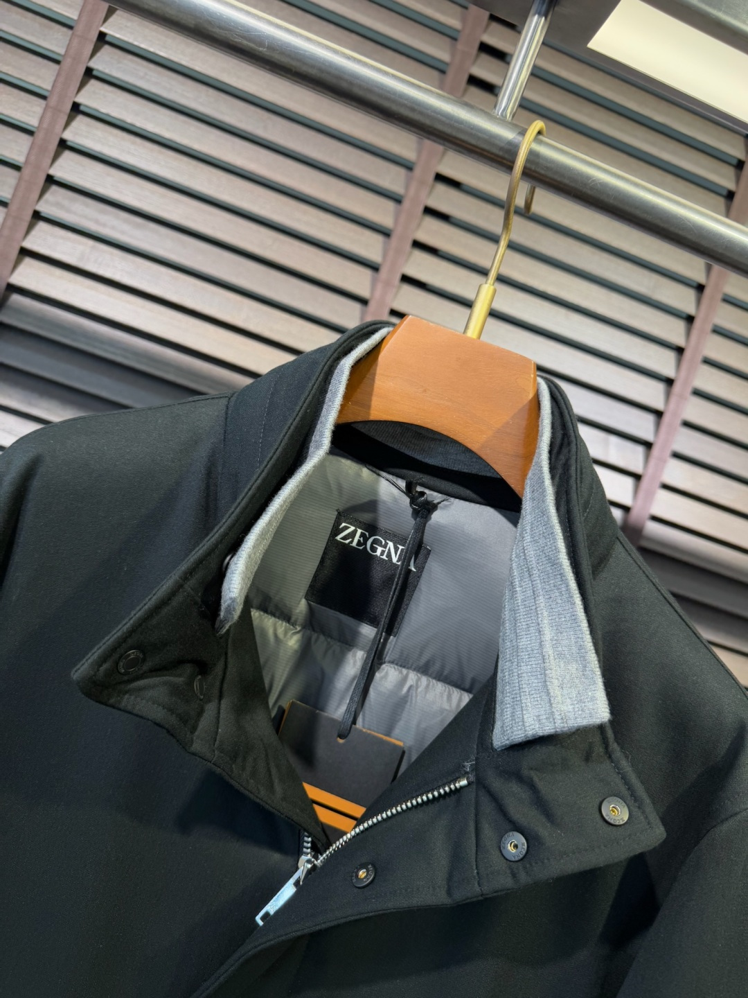 Zegn&杰尼🦷FW2025新款夹克风衣羽绒服。柜子在售款。采用定制高支数羊毛羊绒面料，抗皱立挺有型，软